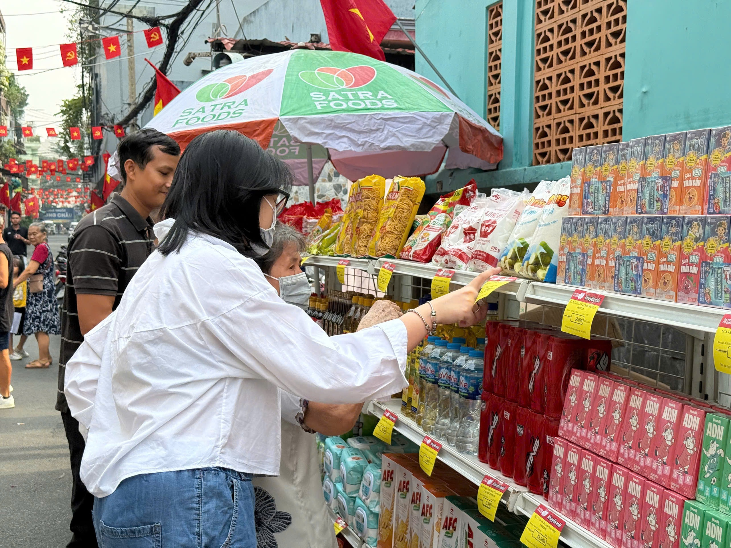 200 l&aacute; cờ Tổ quốc được trao trong Ng&agrave;y hội Đại đo&agrave;n kết to&agrave;n d&acirc;n tộc tại phường T&acirc;n Sơn H&ograve;a - Ảnh 14.