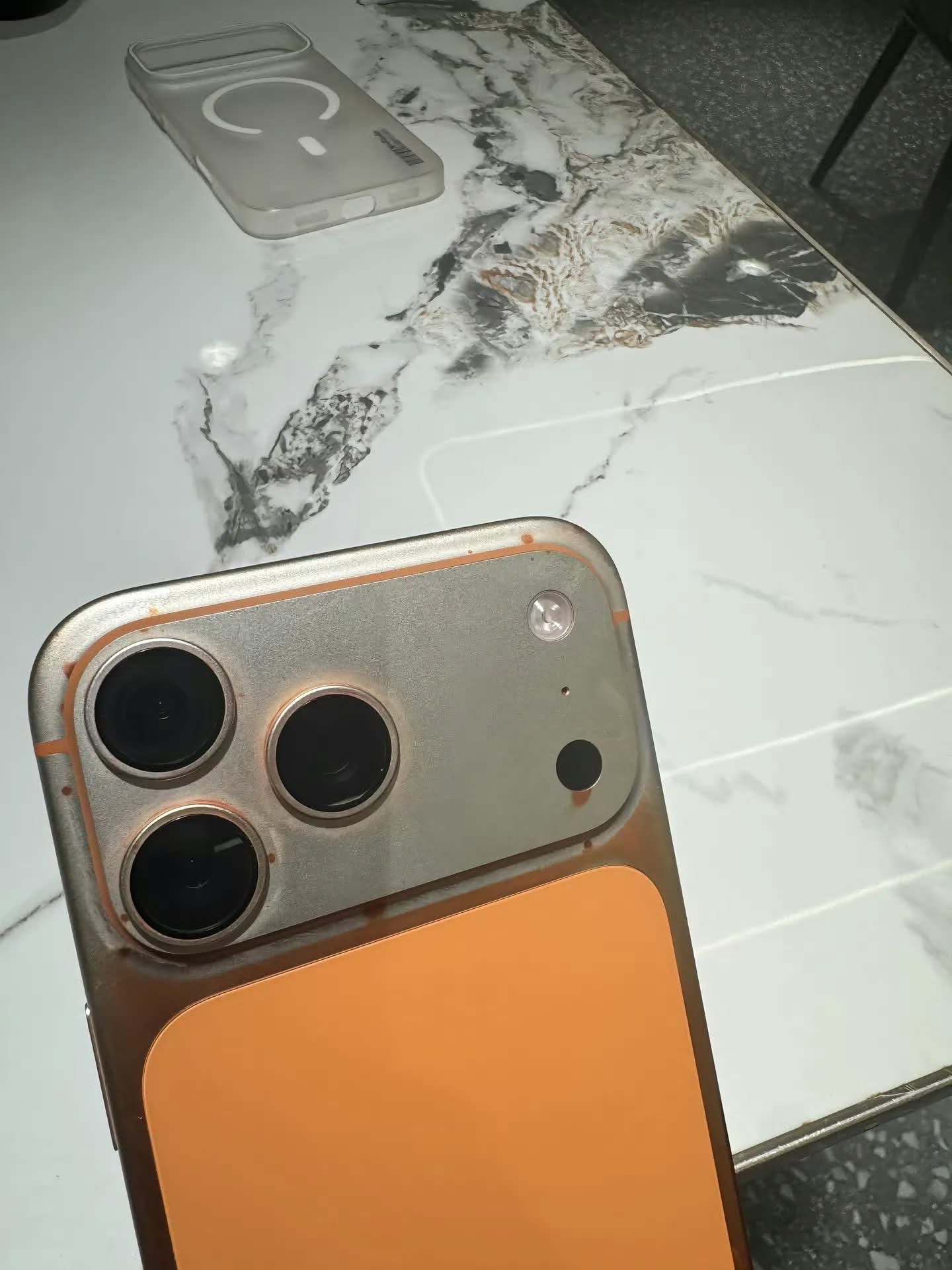 Xôn xao hình ảnh iPhone 17 Pro Max màu cam vũ trụ bị bay màu - Ảnh 1.