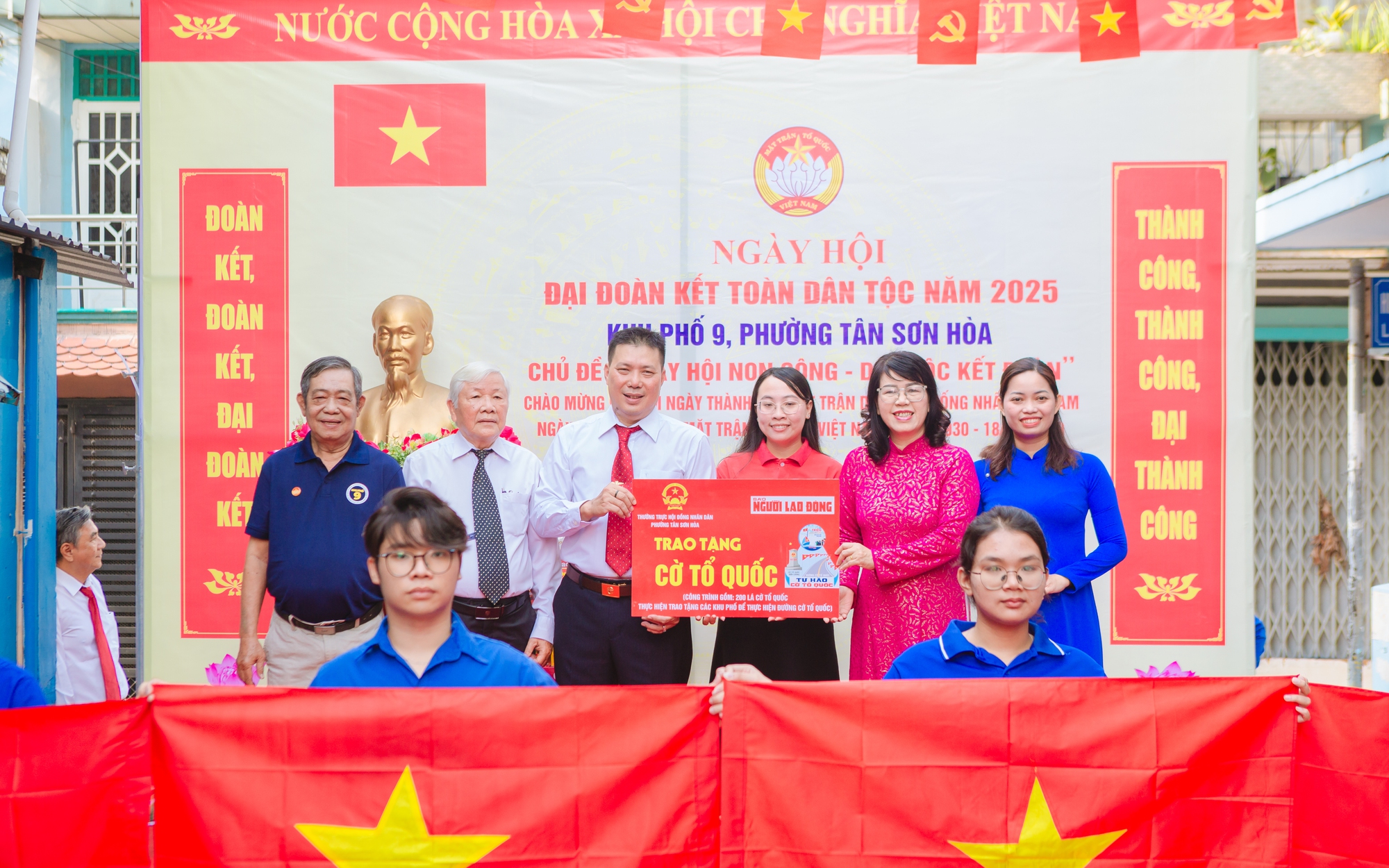 Báo Người Lao Động trao cờ Tổ quốc tại Ngày hội Đại đoàn kết Khu phố 9 phường Tân Sơn Hòa