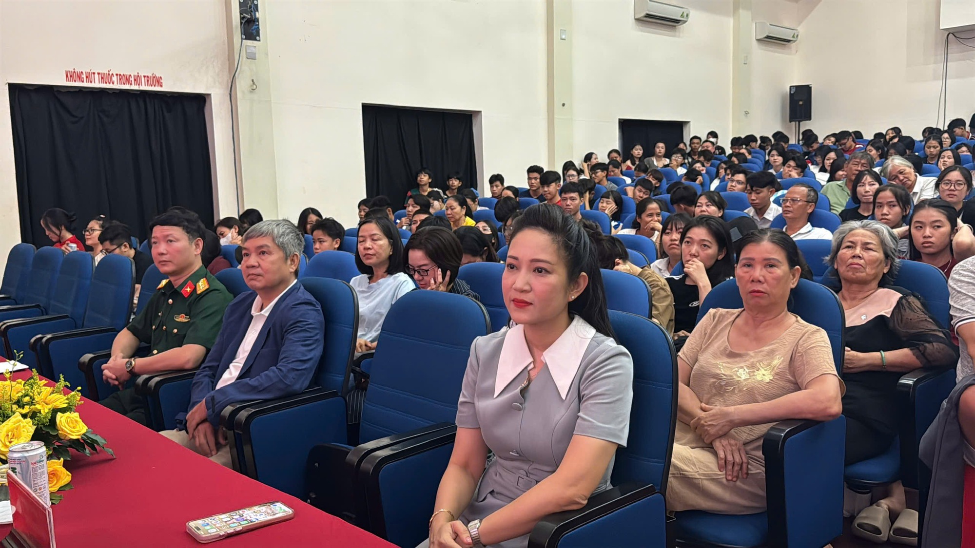 Kh&aacute;n giả C&ocirc;n Đảo x&uacute;c động khi xem &ldquo;Mưa đỏ&rdquo; v&agrave; &ldquo;Địa đạo: Mặt trời trong b&oacute;ng tối&rdquo; - Ảnh 1.
