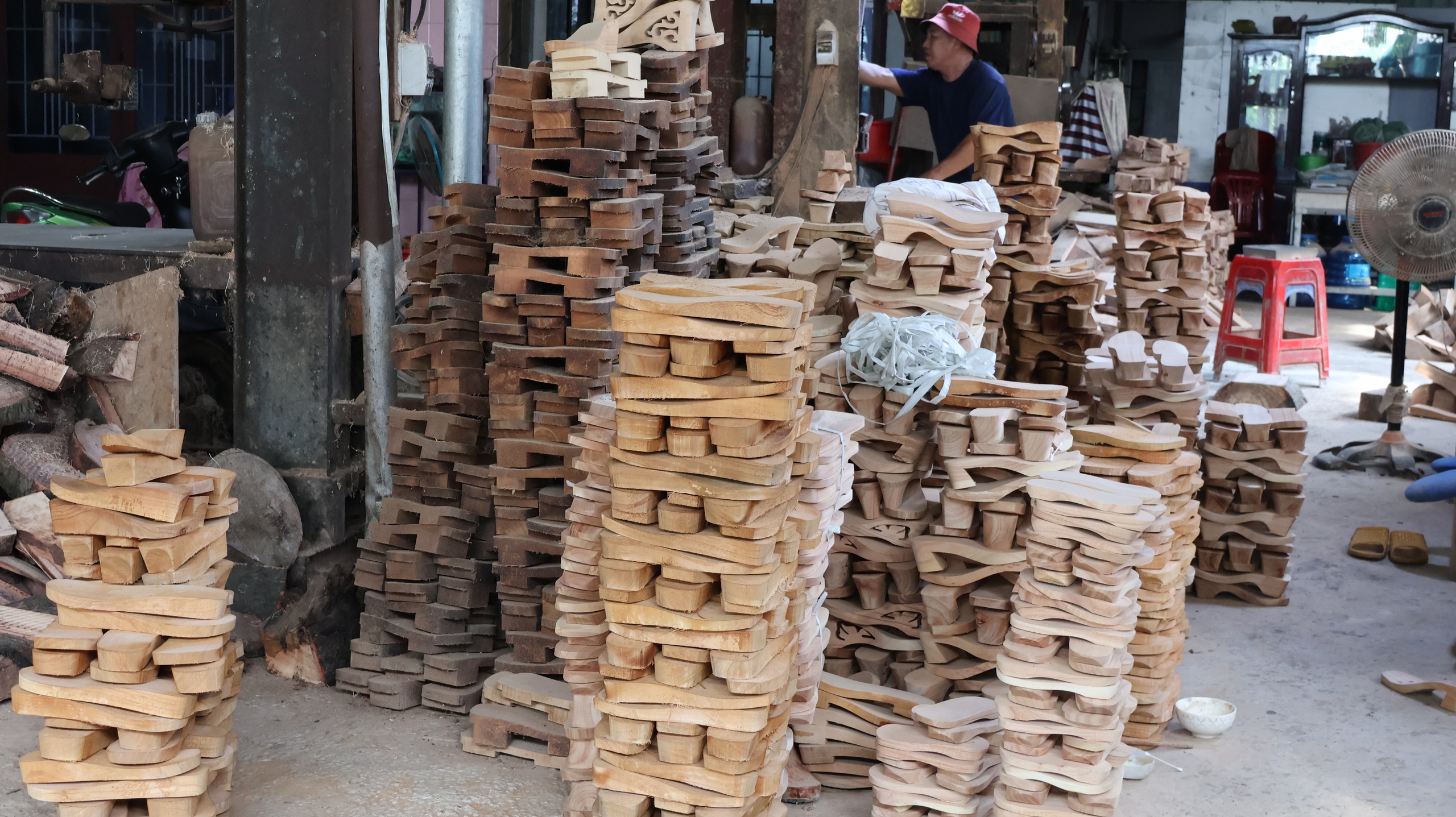 &ldquo;X&oacute;m guốc&rdquo; hơn 100 năm giữa l&ograve;ng đ&ocirc; thị - Ảnh 1.