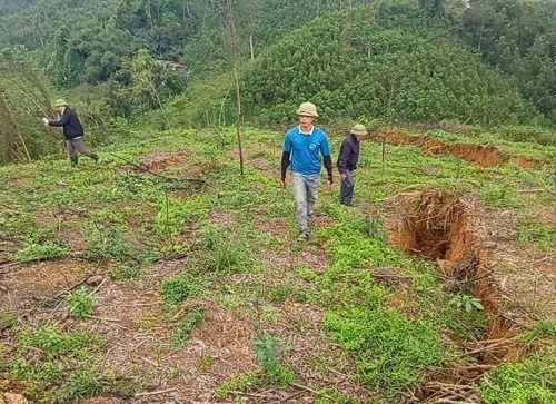 H&agrave; Tĩnh: Sơ t&aacute;n d&acirc;n, cấm đường sau khi xuất hiện một vết nứt k&eacute;o d&agrave;i tr&ecirc;n tr&ecirc;n n&uacute;i  - Ảnh 1.