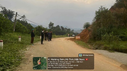 H&agrave; Tĩnh: Sơ t&aacute;n d&acirc;n, cấm đường sau khi xuất hiện một vết nứt k&eacute;o d&agrave;i tr&ecirc;n tr&ecirc;n n&uacute;i  - Ảnh 2.