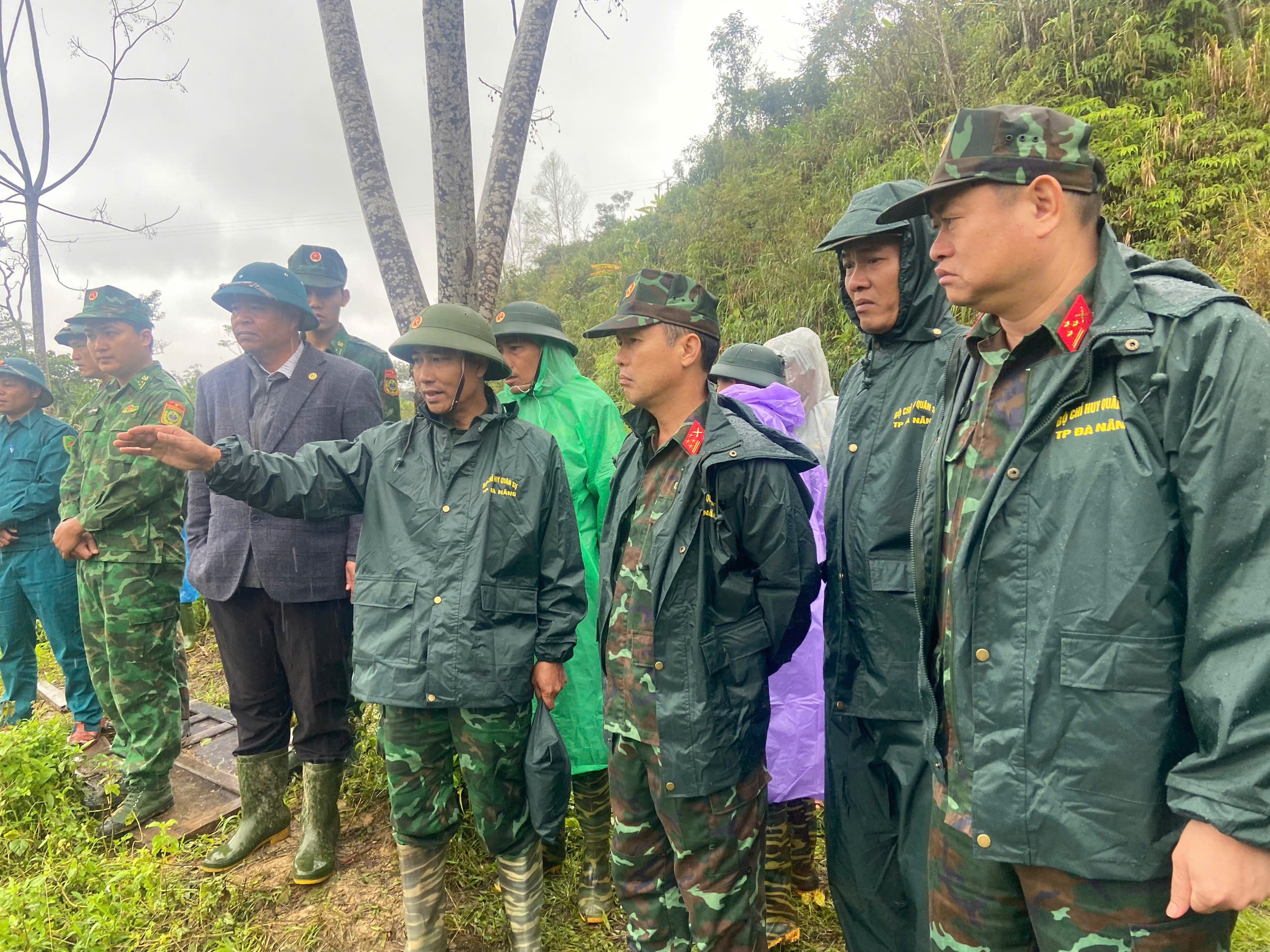 Cảnh khuyển tìm kiếm nạn nhân vụ lở núi ở Đà Nẵng: Hình ảnh đầy cảm động - Ảnh 2.