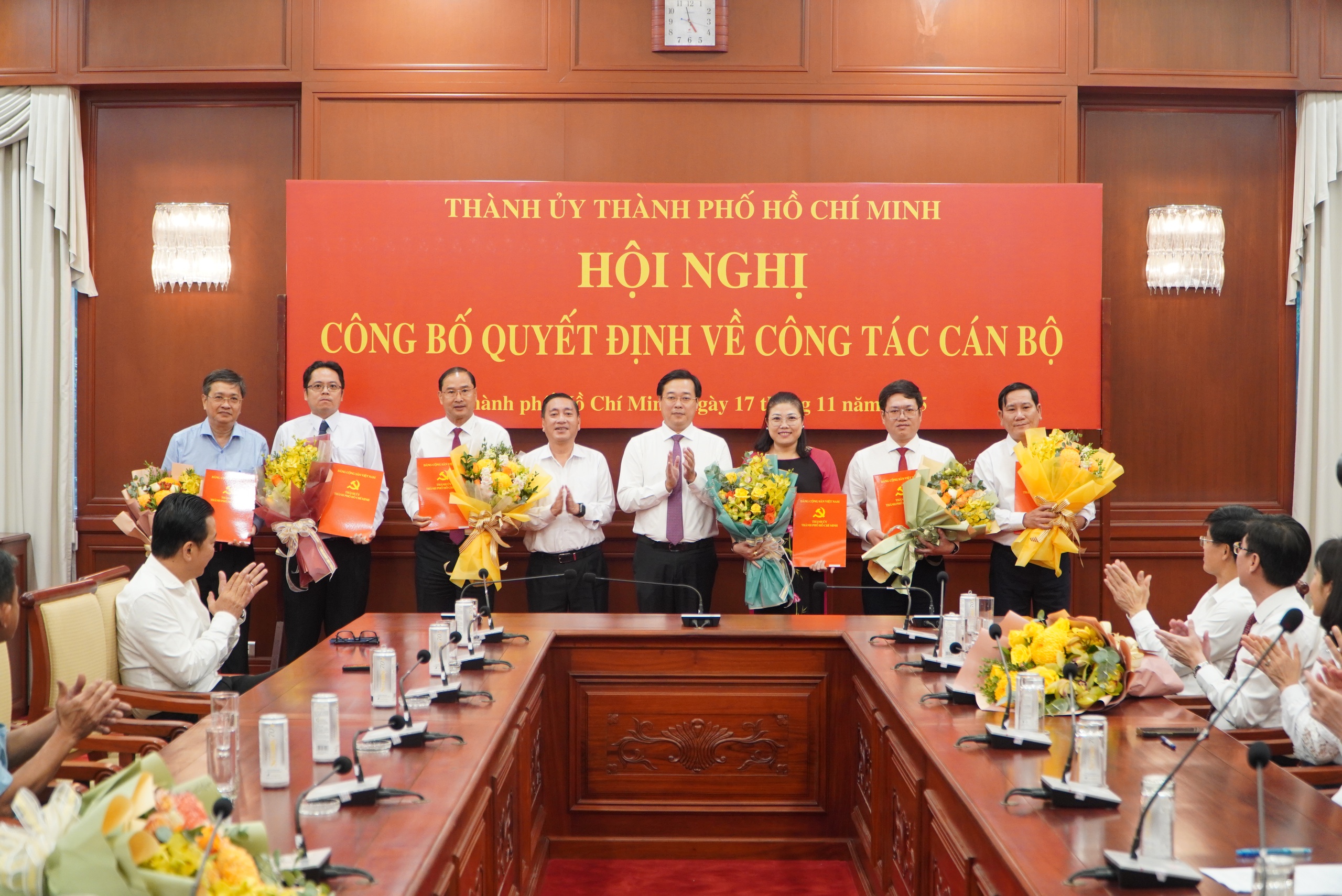 Th&agrave;nh ủy TP HCM điều động nhiều c&aacute;n bộ về phường, x&atilde; để "t&aacute;c chiến ngay" - Ảnh 1.