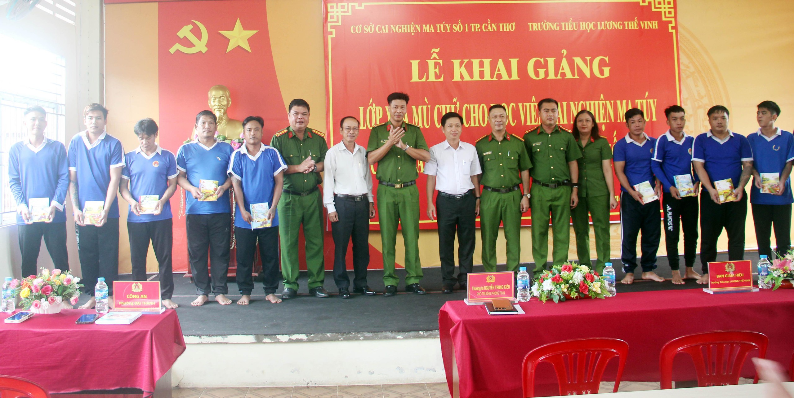 C&ocirc;ng an TP Cần Thơ mở lớp x&oacute;a m&ugrave; chữ cho học vi&ecirc;n cai nghiện - Ảnh 2.