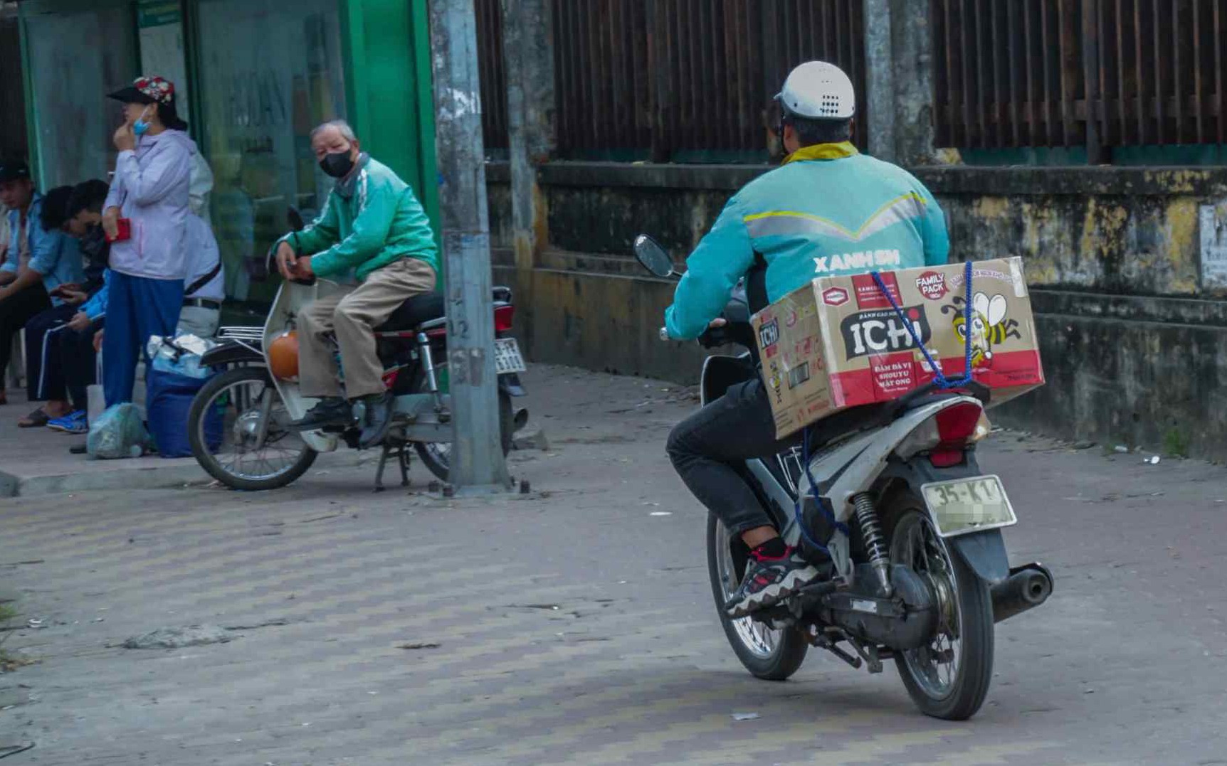 Loạt tài xế xe ôm công nghệ che biển số xe bị CSGT xử lý