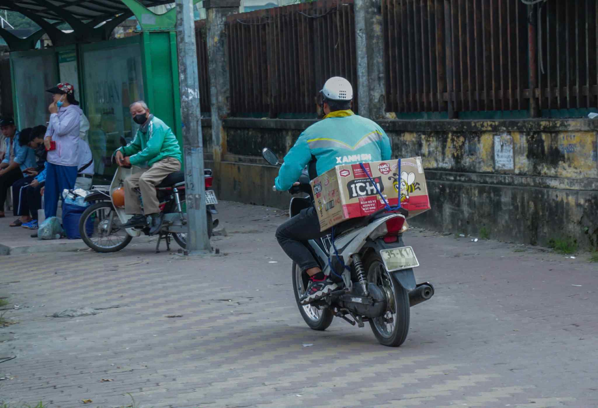 Nhiều t&agrave;i xế xe &ocirc;m c&ocirc;ng nghệ che biển số xe bị CSGT xử l&yacute; - Ảnh 1.