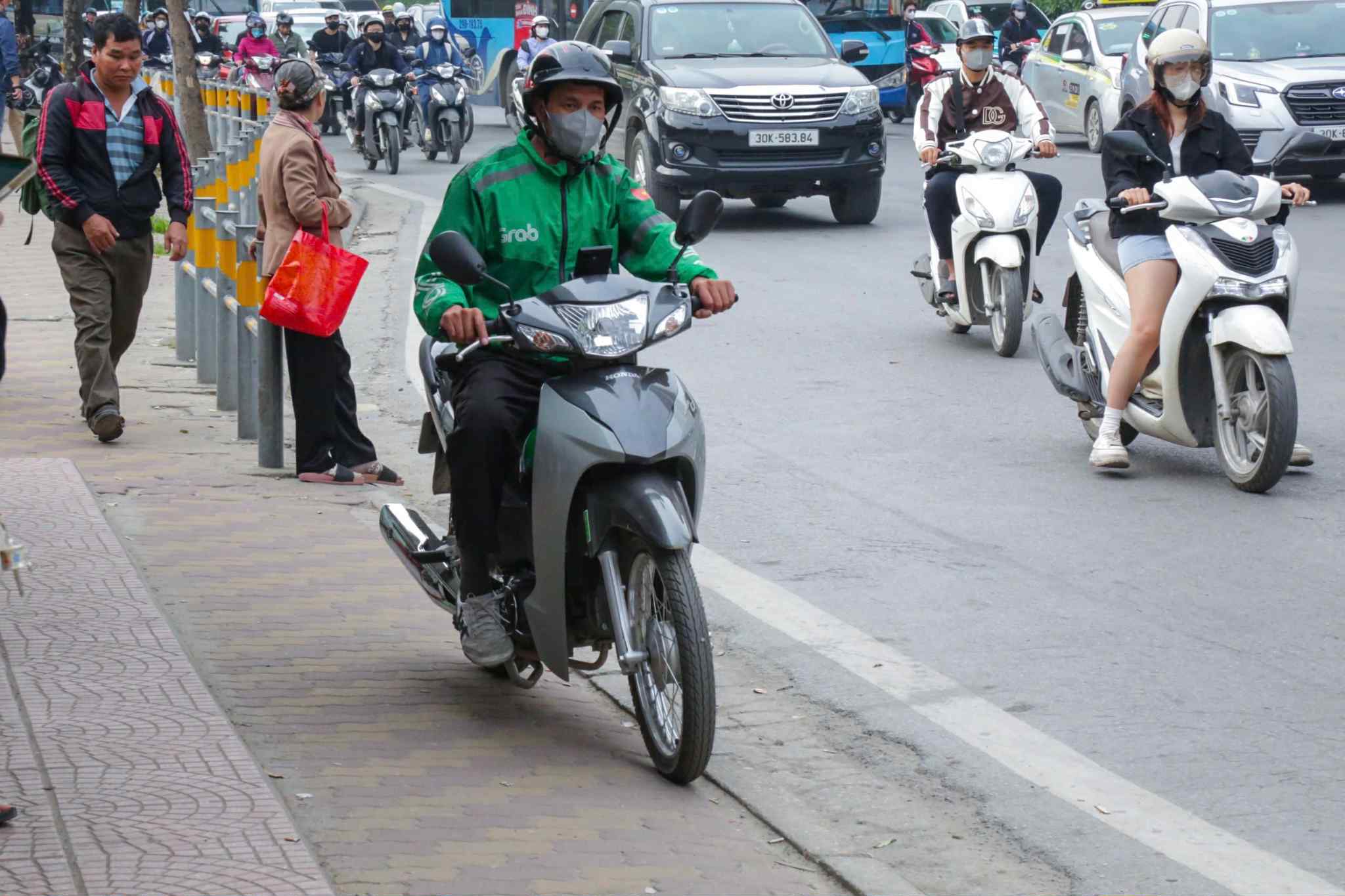 Nhiều t&agrave;i xế xe &ocirc;m c&ocirc;ng nghệ che biển số xe bị CSGT xử l&yacute; - Ảnh 2.