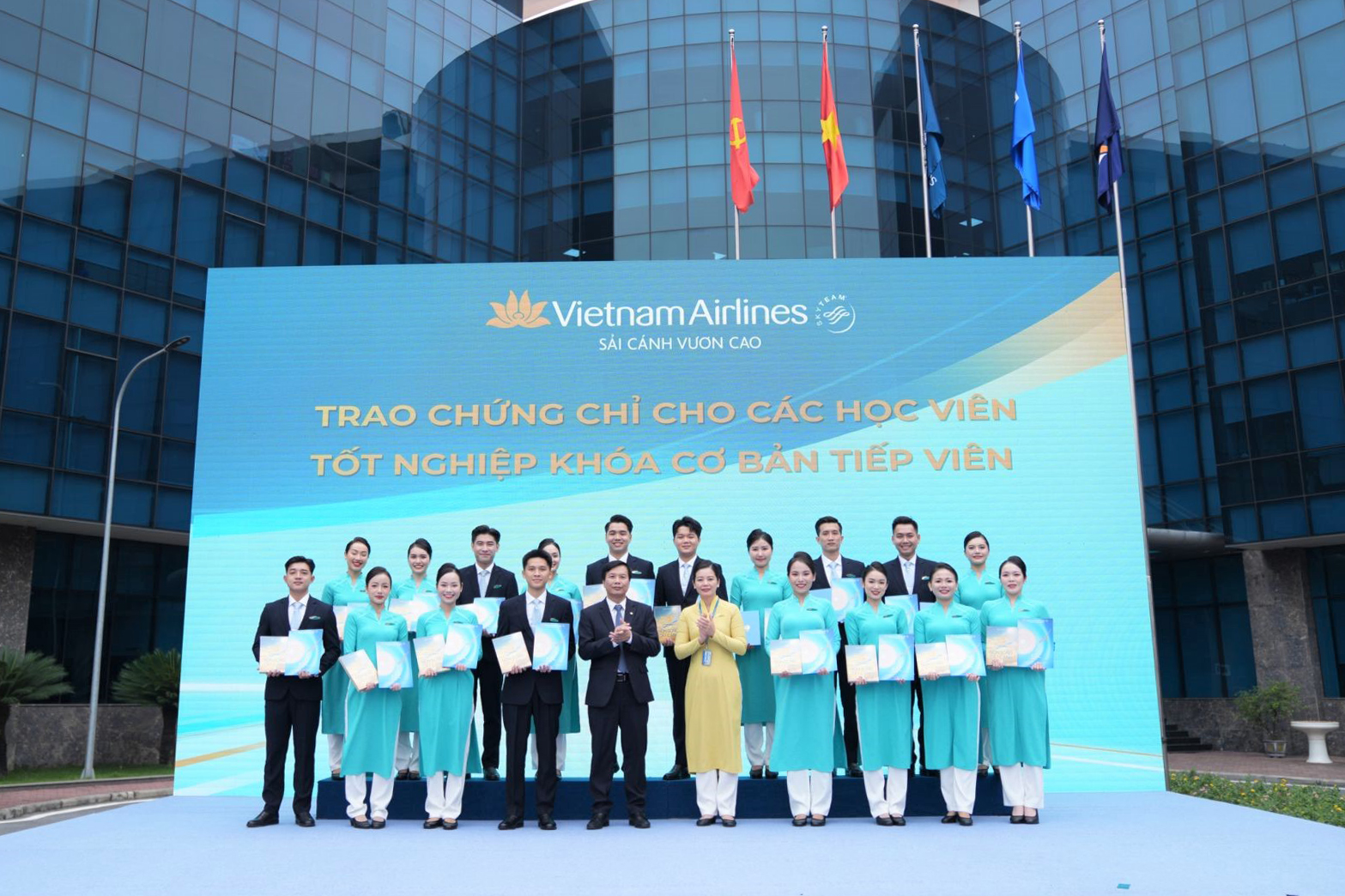 Vietnam Airlines tổ chức th&agrave;nh c&ocirc;ng Ng&agrave;y hội việc l&agrave;m 2025 lần đầu ti&ecirc;n - Ảnh 1.