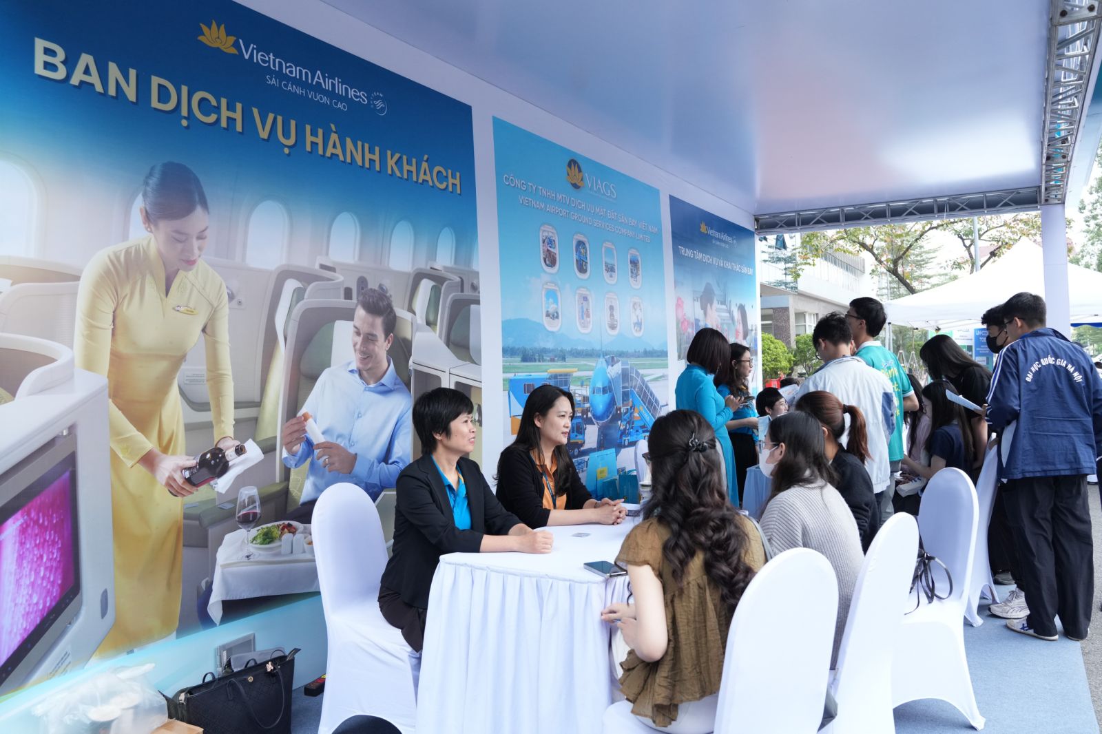 Vietnam Airlines tổ chức th&agrave;nh c&ocirc;ng Ng&agrave;y hội việc l&agrave;m 2025 lần đầu ti&ecirc;n - Ảnh 10.