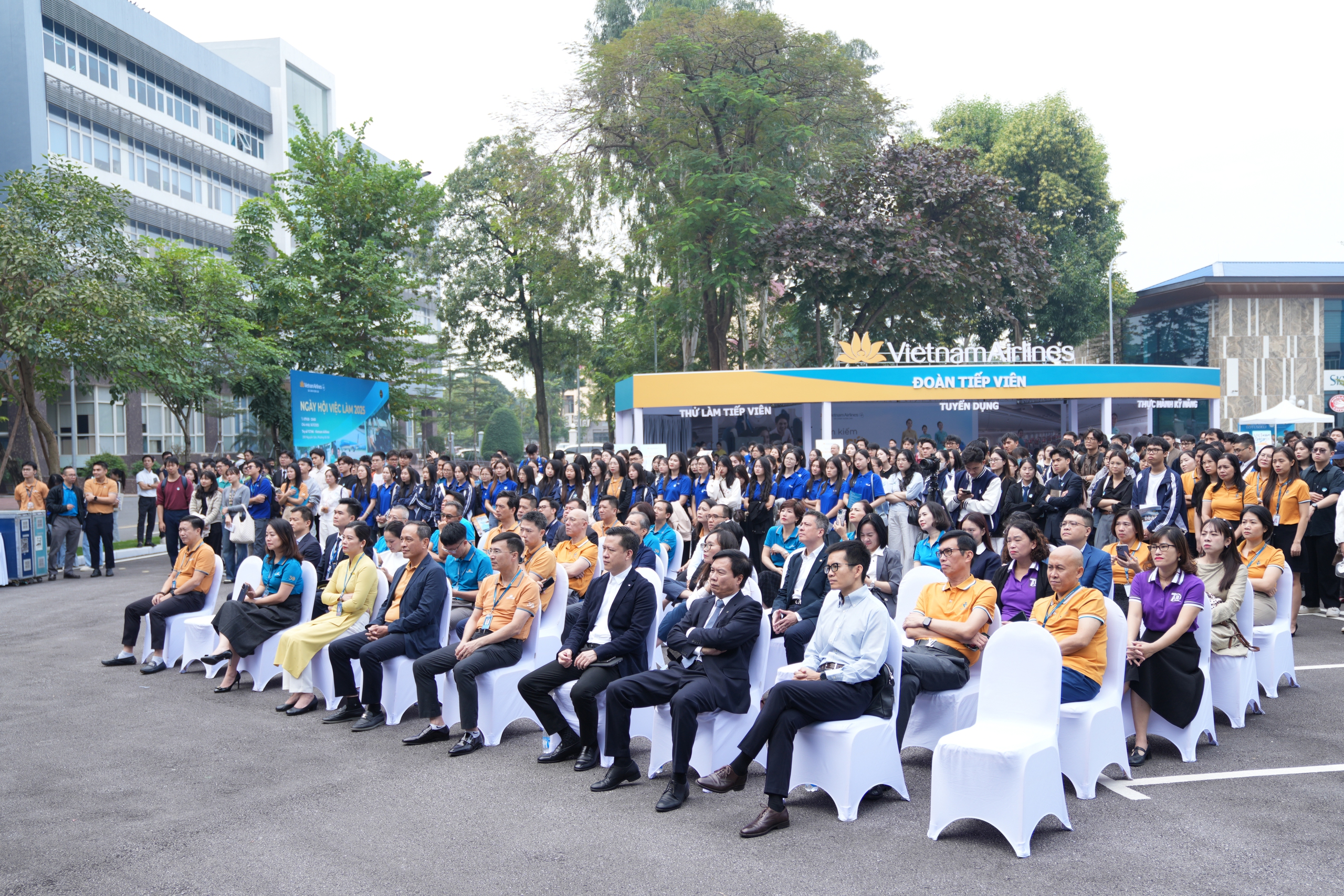 Vietnam Airlines tổ chức th&agrave;nh c&ocirc;ng Ng&agrave;y hội việc l&agrave;m 2025 lần đầu ti&ecirc;n - Ảnh 7.