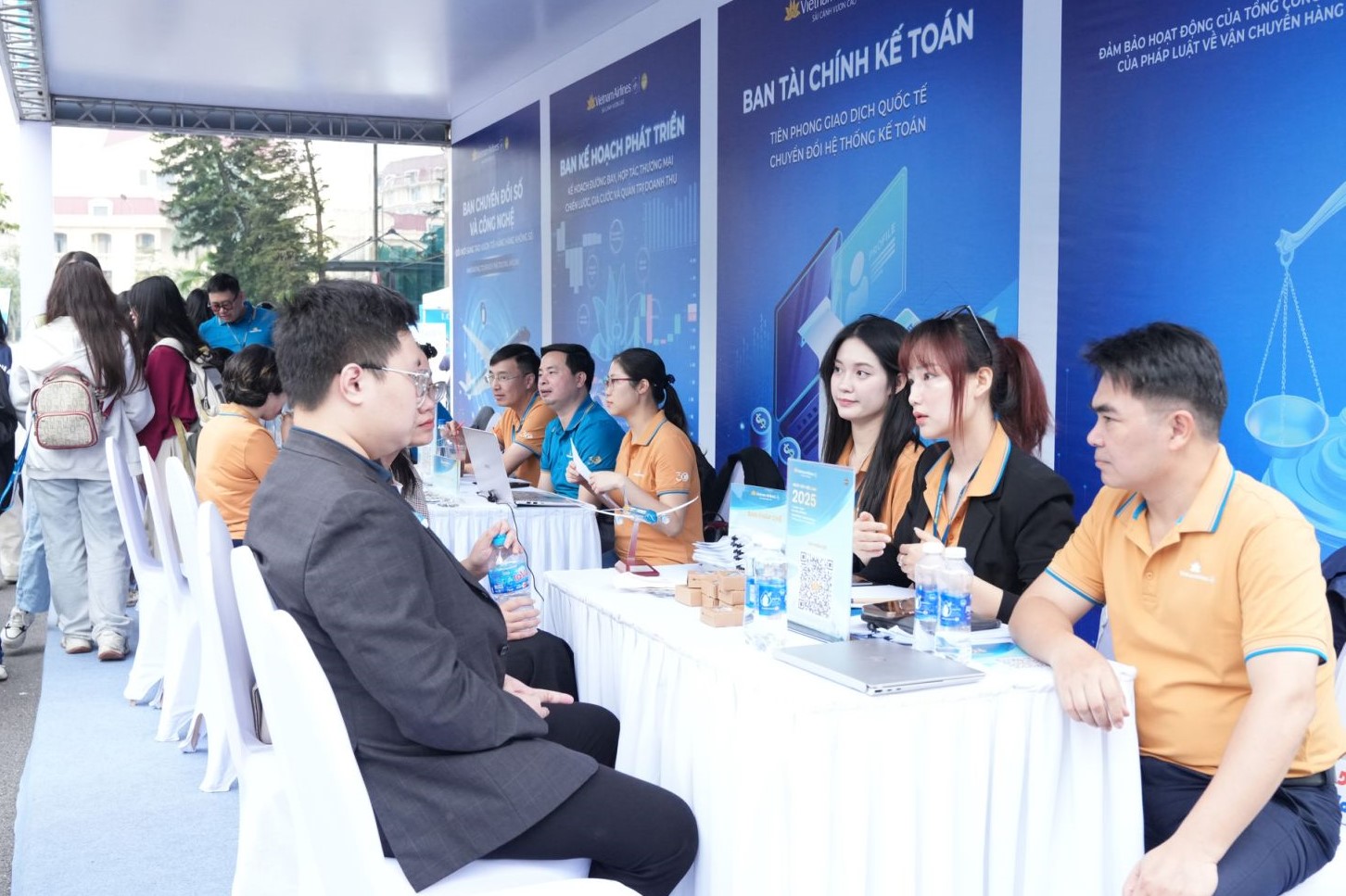 Vietnam Airlines tổ chức th&agrave;nh c&ocirc;ng Ng&agrave;y hội việc l&agrave;m 2025 lần đầu ti&ecirc;n - Ảnh 8.