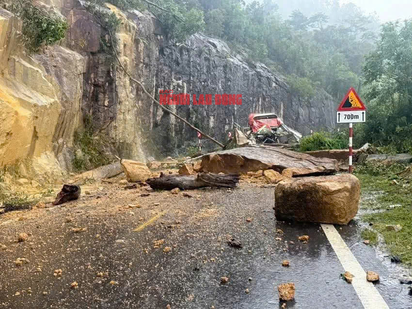 Cận cảnh hiện trường vụ sạt lở đèo Khánh Lê khiến 6 người chết, 16 người bị thương - Ảnh 4.