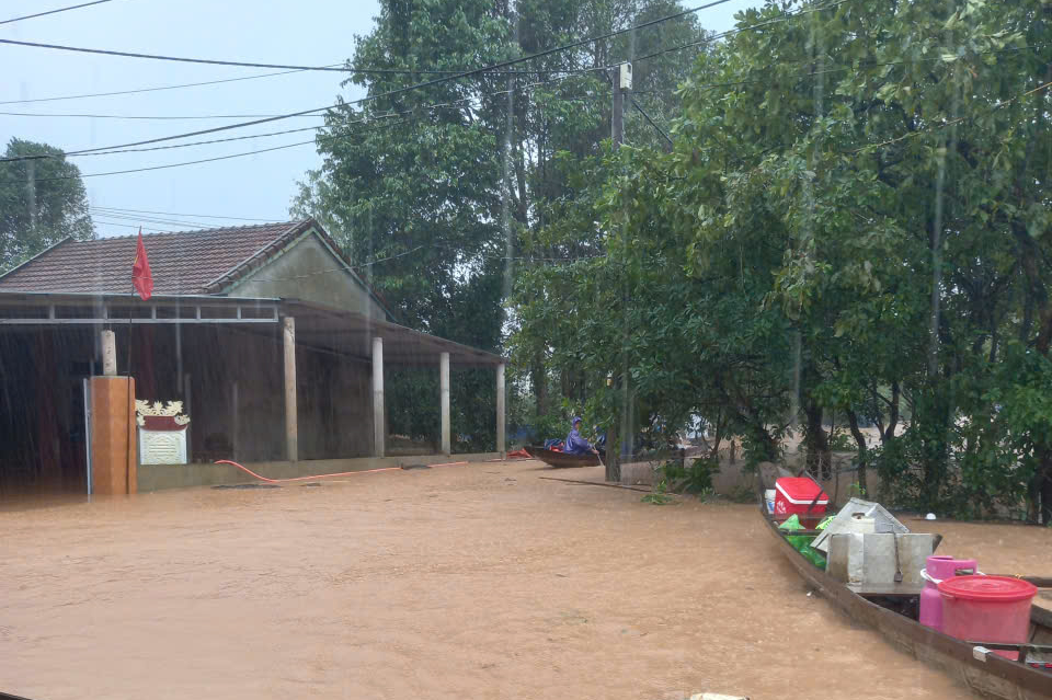 Quảng Trị: Mưa rất to, sơ t&aacute;n khẩn cấp h&agrave;ng trăm hộ d&acirc;n - Ảnh 1.