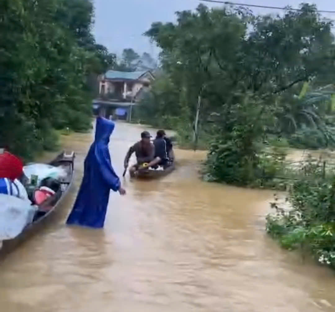 Quảng Trị: Mưa rất to, sơ t&aacute;n khẩn cấp h&agrave;ng trăm hộ d&acirc;n - Ảnh 5.