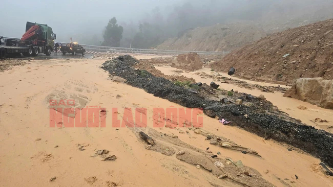 Cận cảnh hiện trường vụ sạt lở đ&egrave;o Kh&aacute;nh L&ecirc; khiến 6 người chết, 16 người bị thương - Ảnh 1.