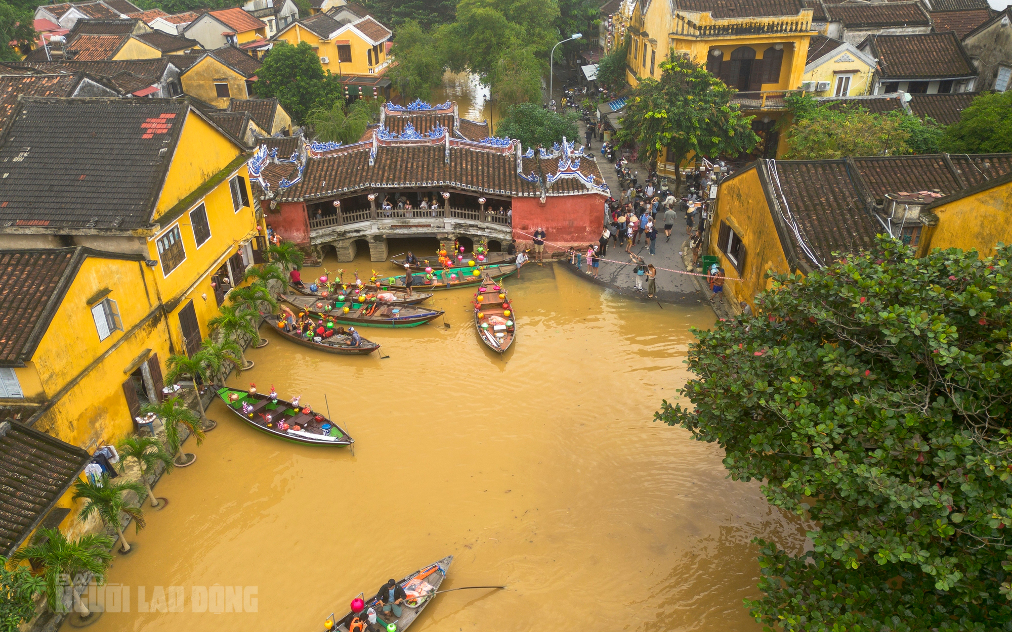 Phố cổ Hội An lại ngập, người dân tất bật di dời tài sản