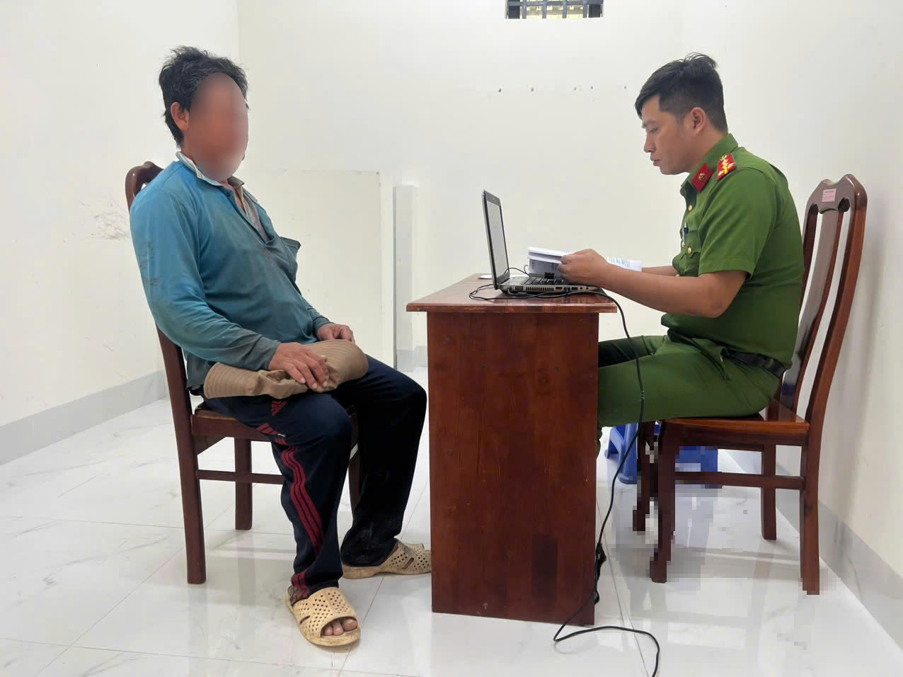 N&eacute;m 11 bao r&aacute;c xuống biển v&igrave; tiện tay - Ảnh 1.