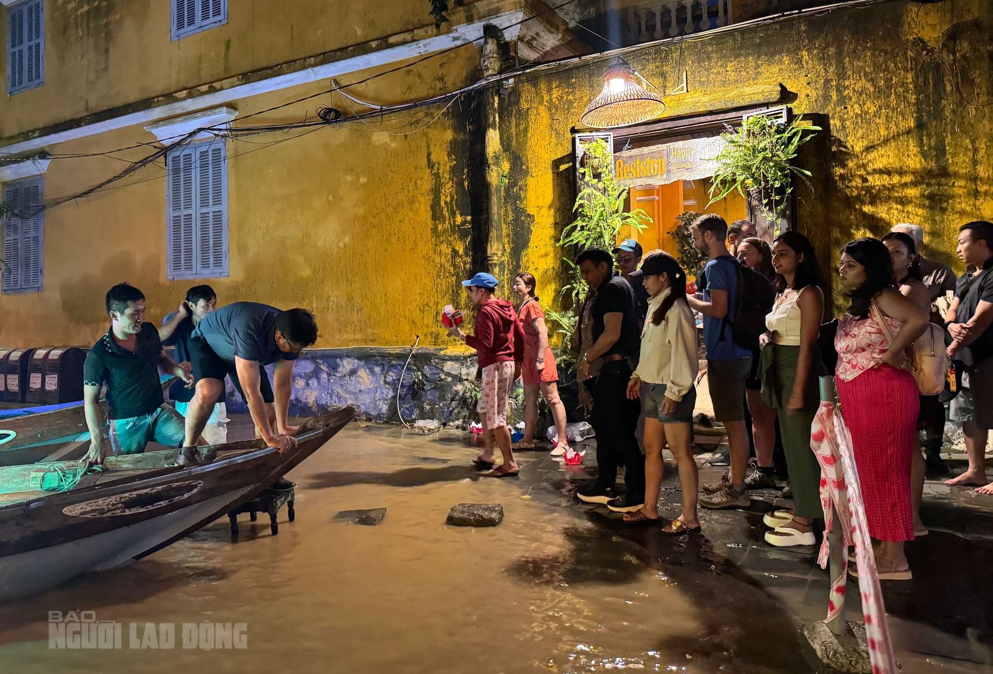 Khách Tây hào hứng trải nghiệm tour ngắm nước lụt ở phố cổ Hội An - Ảnh 1.