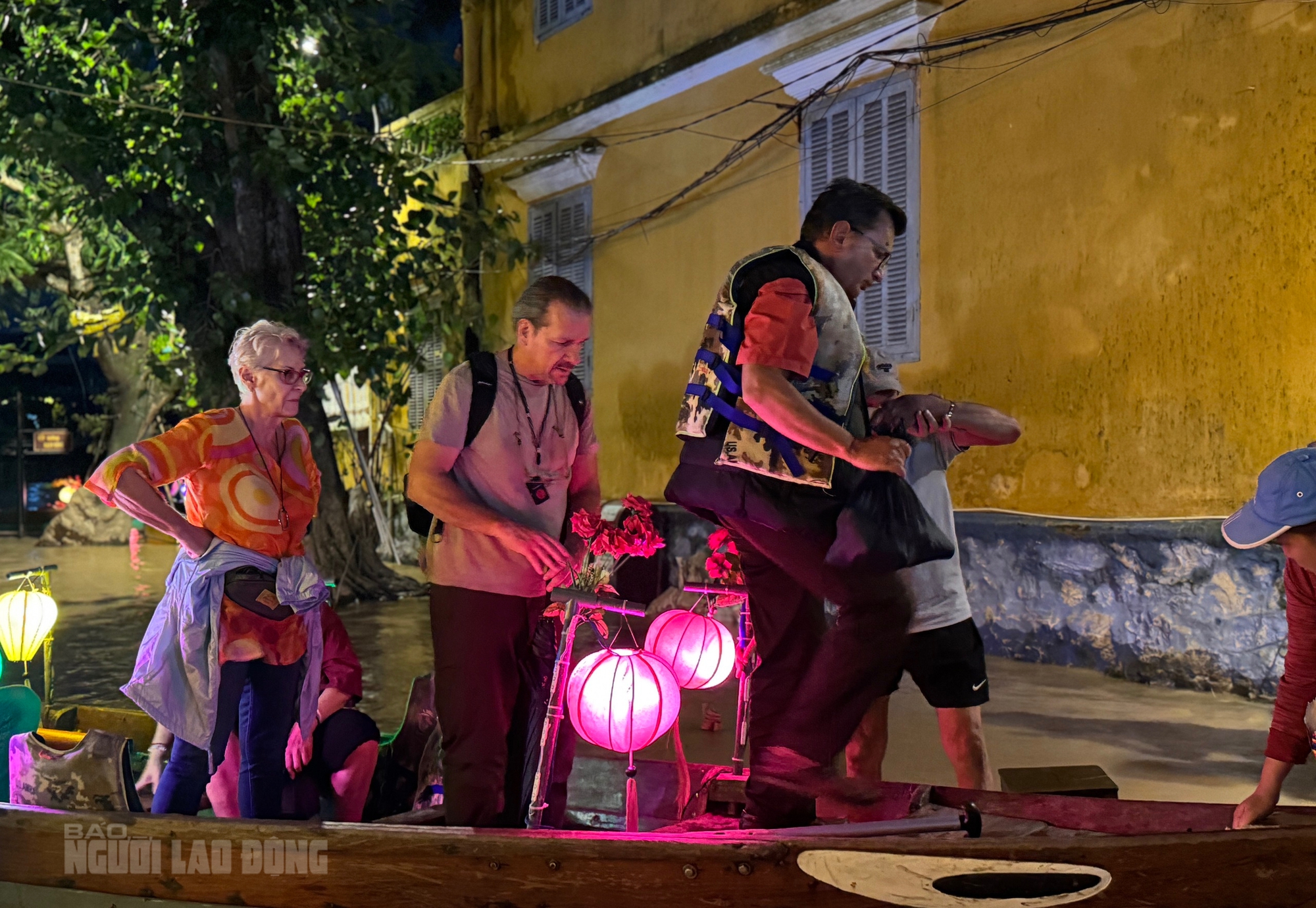 Khách Tây hào hứng trải nghiệm tour ngắm nước lụt ở phố cổ Hội An - Ảnh 3.