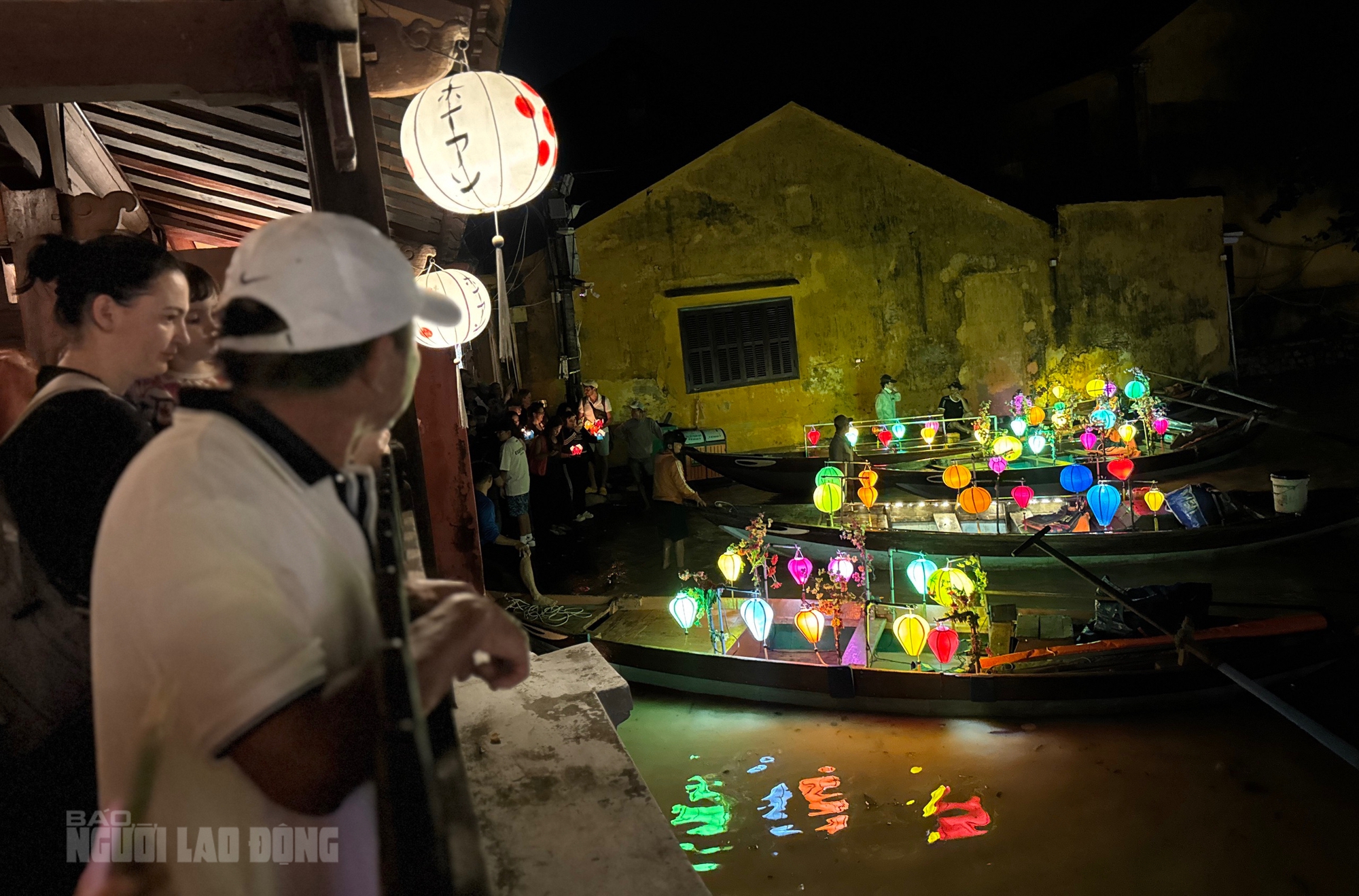 Khách Tây hào hứng trải nghiệm tour ngắm nước lụt ở phố cổ Hội An - Ảnh 5.