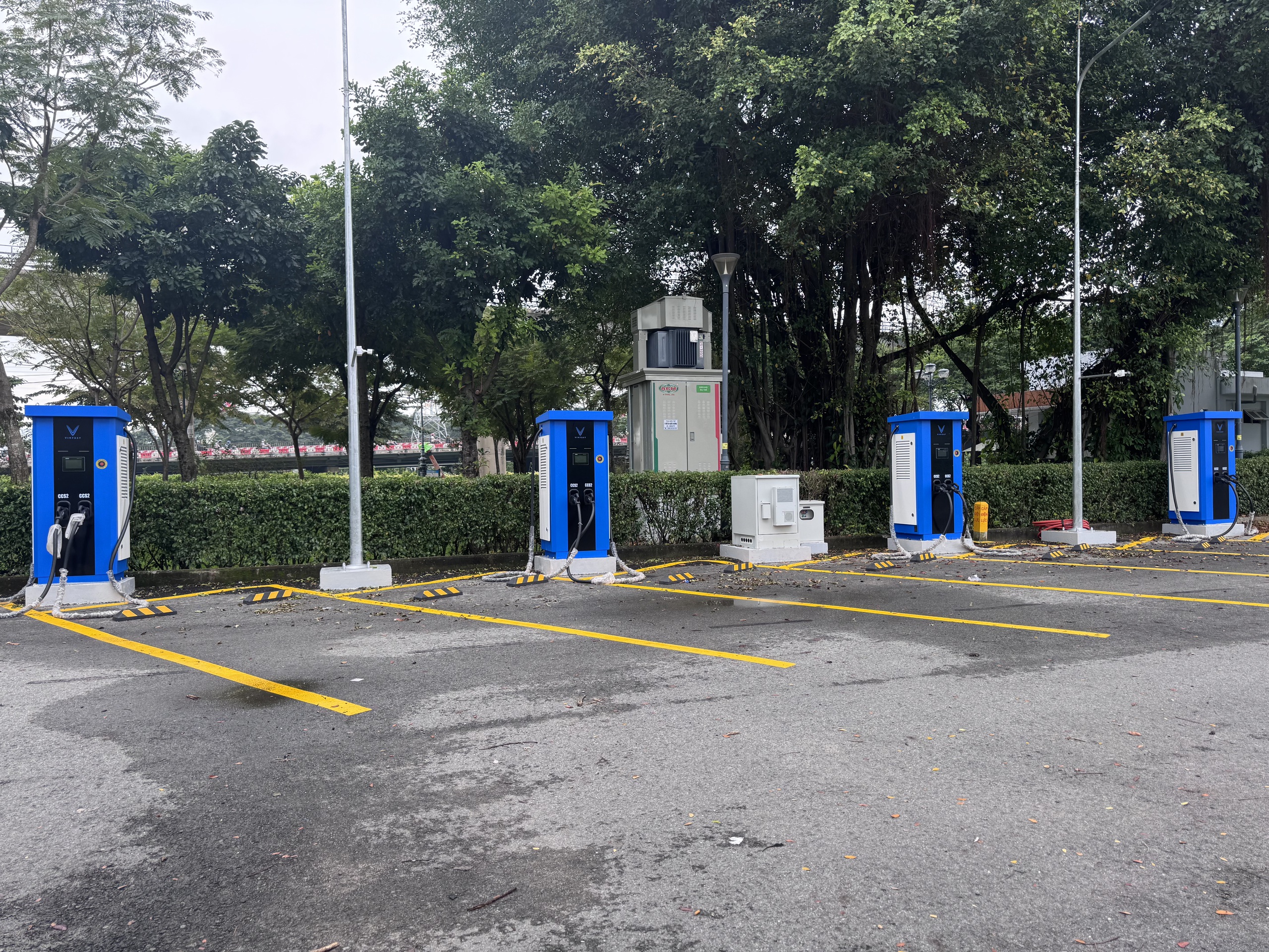 Nở rộ trạm &ocirc; t&ocirc; điện tr&ecirc;n l&ograve;ng đường - Ảnh 2.