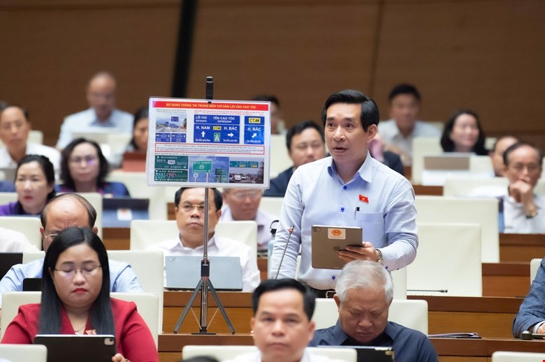 Đại biểu Nguyễn Văn Cảnh đề xuất cho người đi bộ đi ngược chiều d&ograve;ng xe khi kh&ocirc;ng c&oacute; vỉa h&egrave;  - Ảnh 1.
