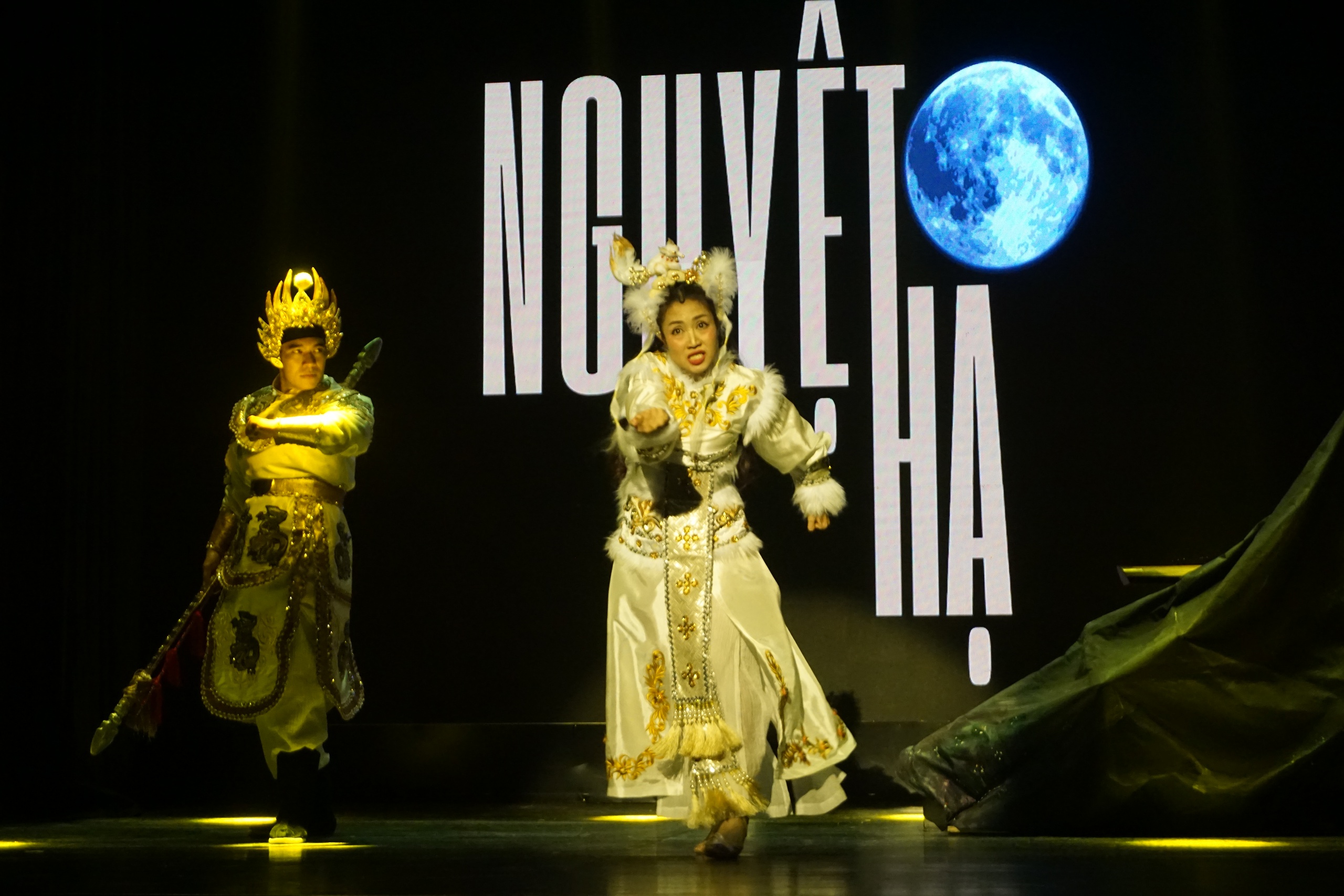 "Nguyệt Hạ" &ndash; H&agrave;nh tr&igrave;nh của l&ograve;ng y&ecirc;u nghề v&agrave; kh&aacute;t vọng trẻ h&oacute;a s&acirc;n khấu của NSND Hồng V&acirc;n - Ảnh 1.