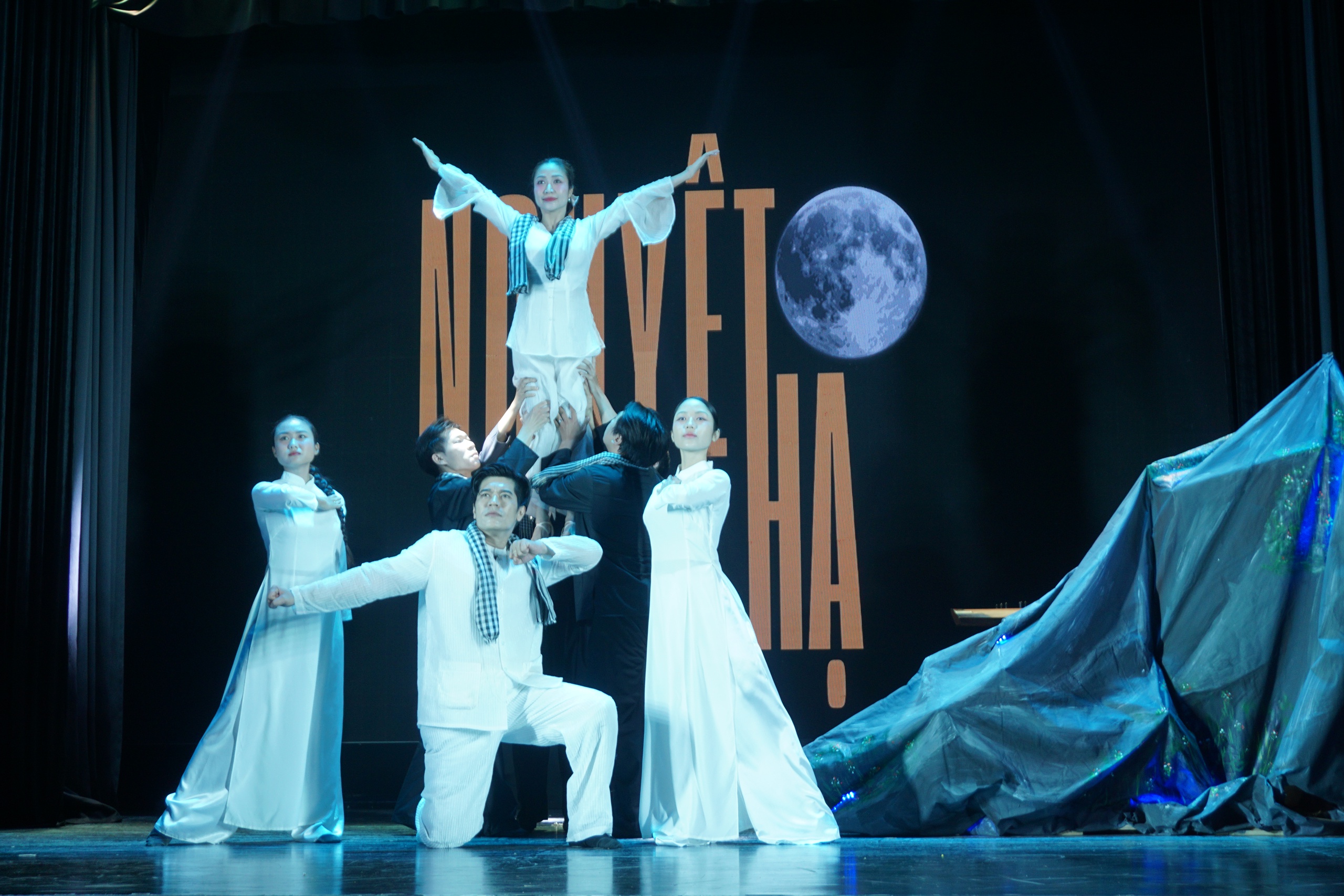 "Nguyệt Hạ" &ndash; H&agrave;nh tr&igrave;nh của l&ograve;ng y&ecirc;u nghề v&agrave; kh&aacute;t vọng trẻ h&oacute;a s&acirc;n khấu của NSND Hồng V&acirc;n - Ảnh 2.