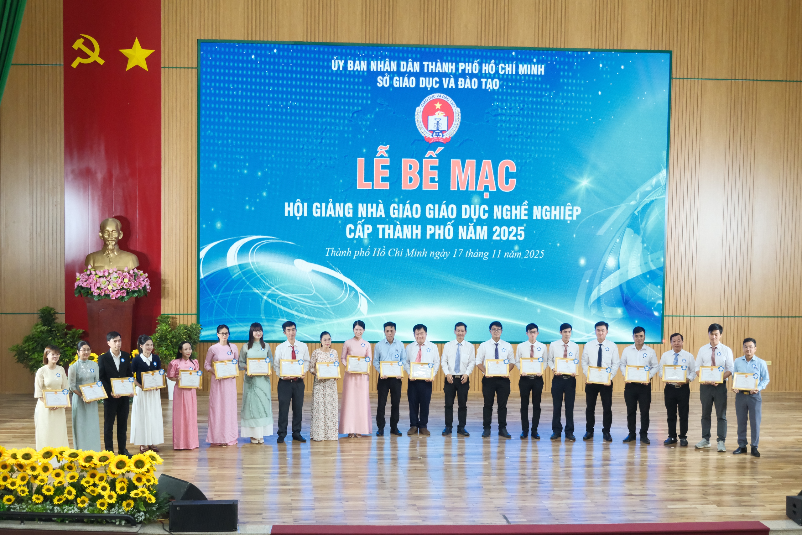 Vinh danh 76 nh&agrave; gi&aacute;o gi&aacute;o dục nghề nghiệp c&oacute; th&agrave;nh t&iacute;ch xuất sắc - Ảnh 1.