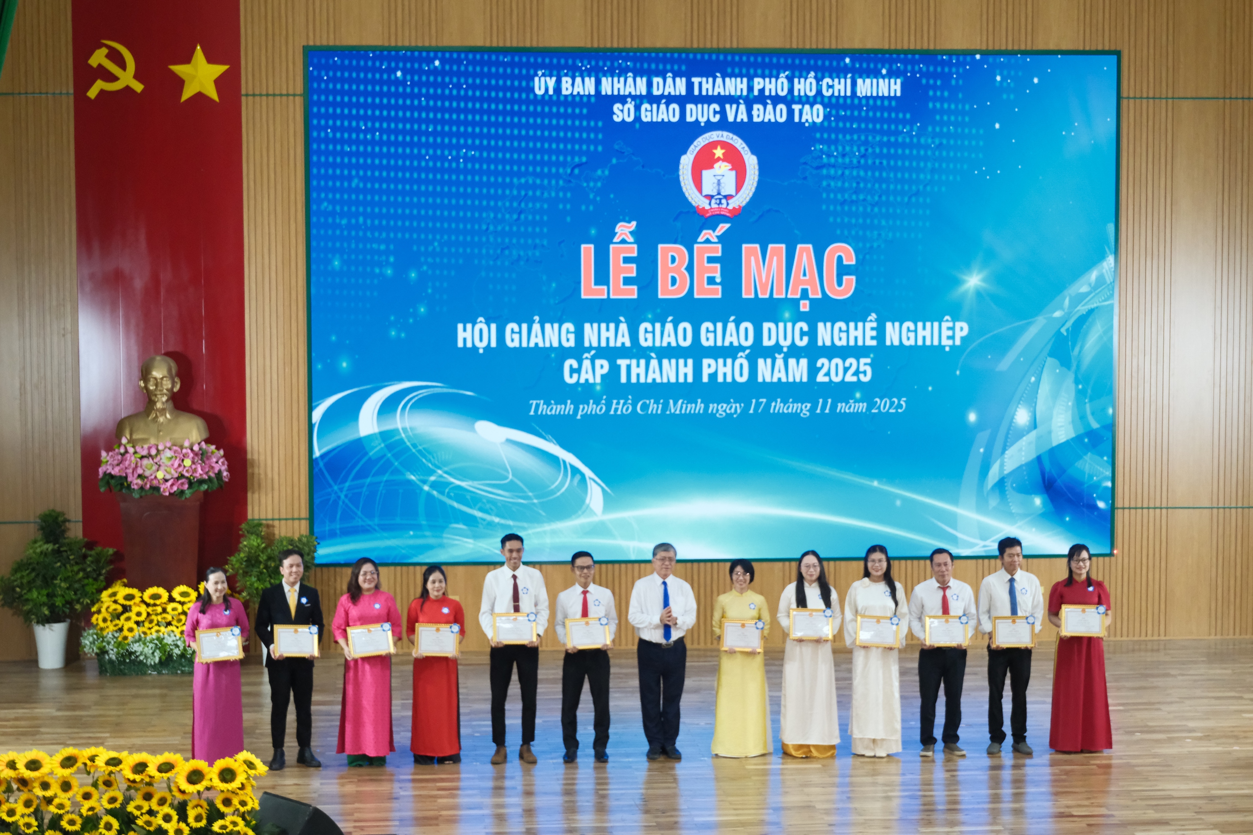 Vinh danh 76 nh&agrave; gi&aacute;o gi&aacute;o dục nghề nghiệp c&oacute; th&agrave;nh t&iacute;ch xuất sắc - Ảnh 2.