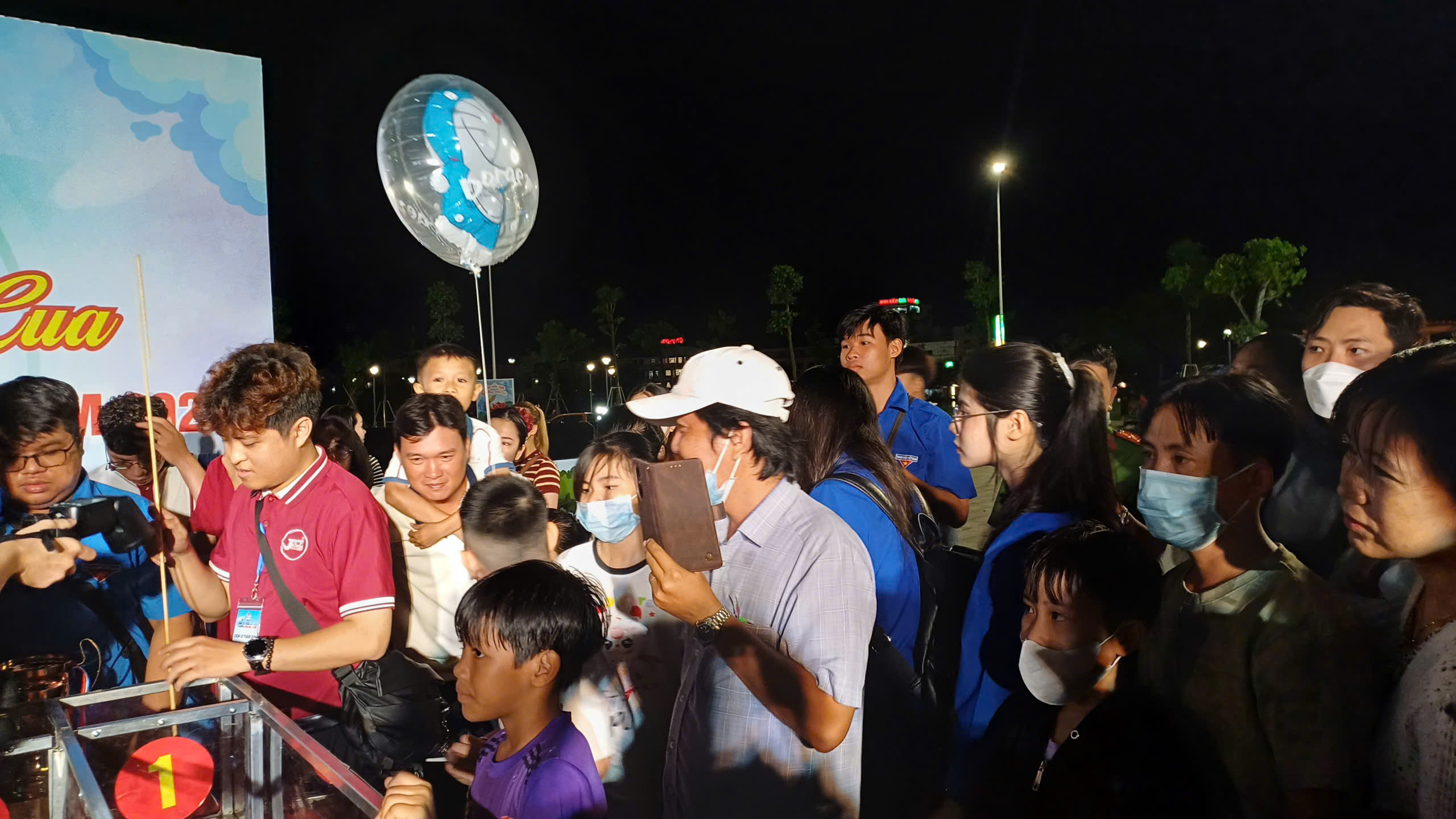 VIDEO: Người d&acirc;n, du kh&aacute;ch chen ch&acirc;n xem đua cua ở C&agrave; Mau - Ảnh 7.