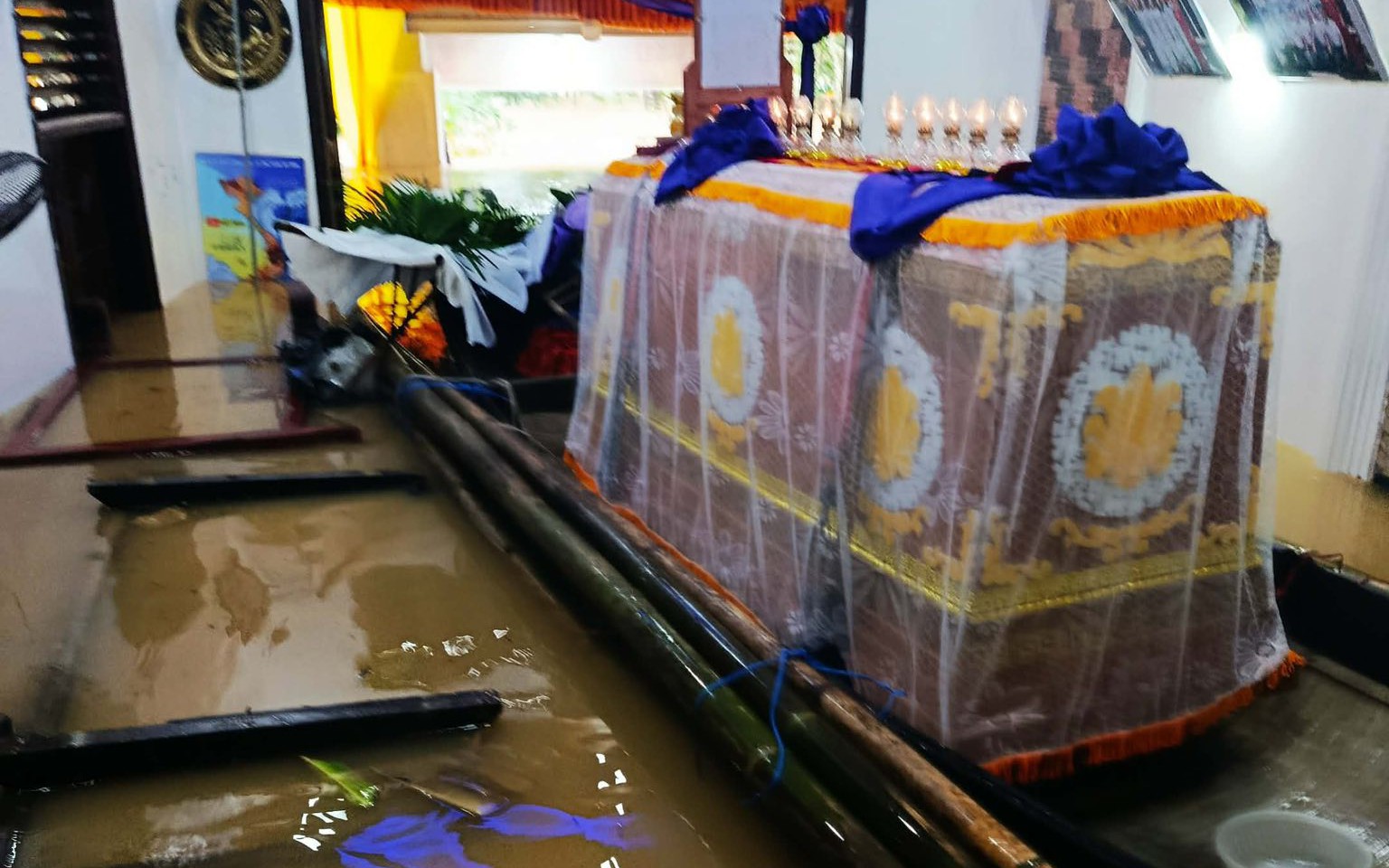 Huế: Chợ ngập tới nóc, quan tài phải khiêng lên ghe do lũ lụt