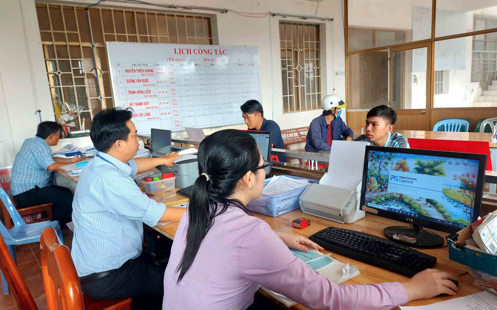 Nhiều địa phương triển khai tăng thu nhập cho cán bộ, công chức