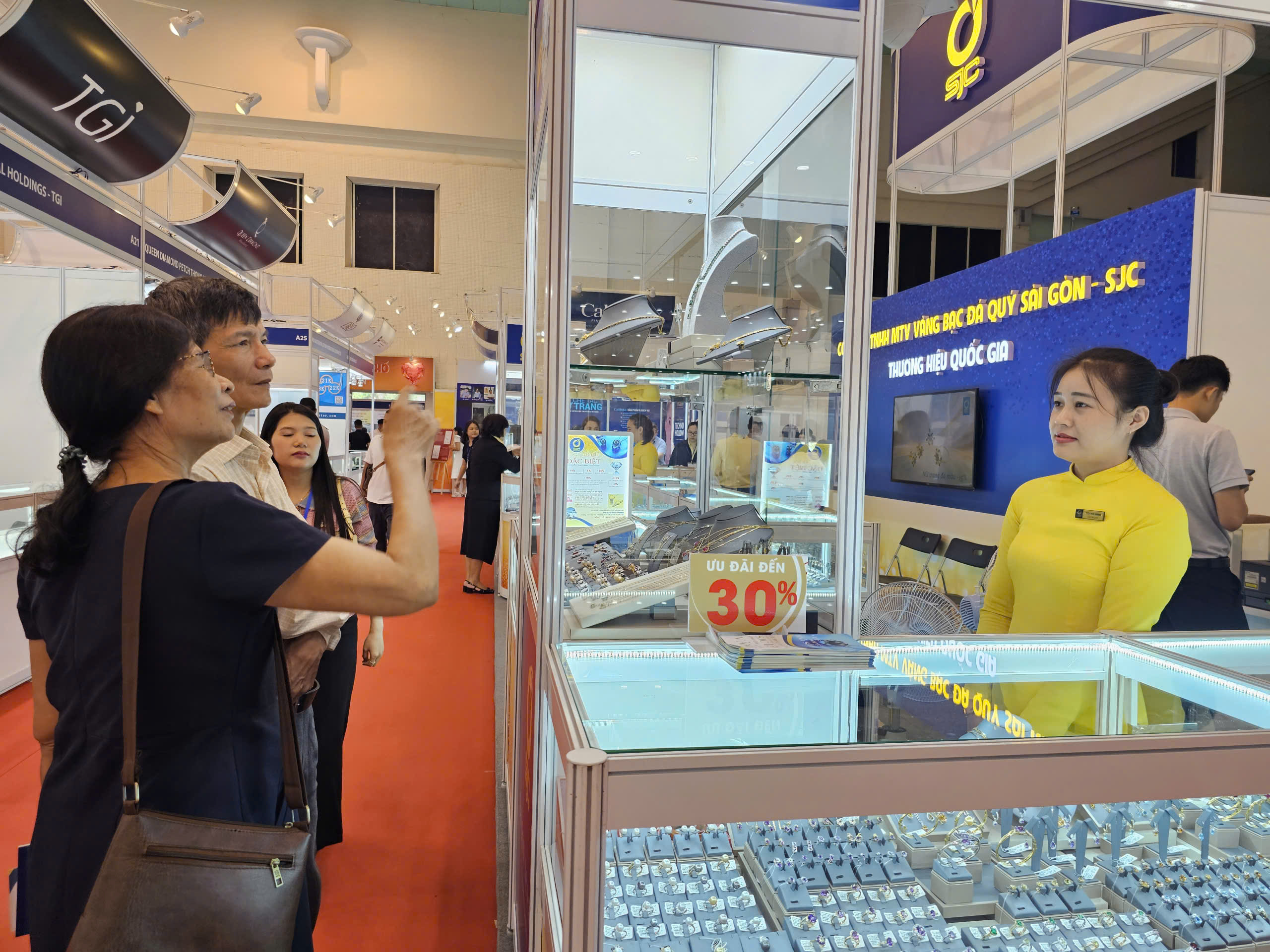 Gi&aacute; v&agrave;ng giảm , SJC ngừng giao dịch v&agrave;ng miếng trực tuyến v&agrave;o ng&agrave;y 18 - 11 - Ảnh 2.