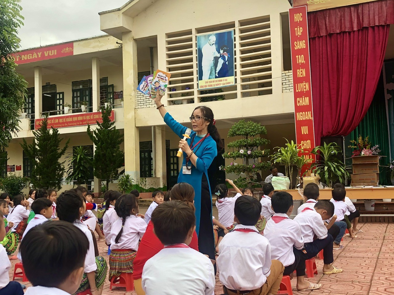Lan tỏa t&igrave;nh người - T&ocirc;n vinh người &ldquo;gieo chữ&rdquo; v&agrave; &ldquo;gieo y&ecirc;u thương&rdquo; - Ảnh 7.