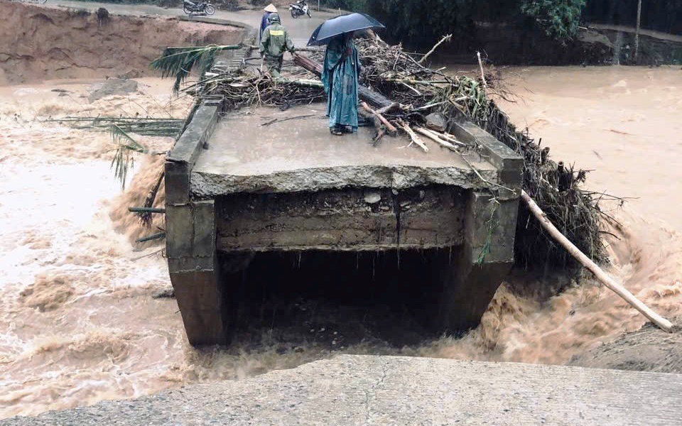 Quảng Ngãi mưa trắng trời, lũ các sông lên nhanh - Ảnh 3.