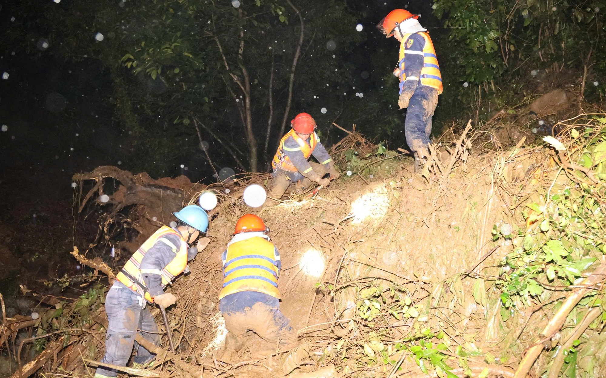 Đất đá đổ ập xuống lán trại có 10 người trên đèo Khánh Sơn