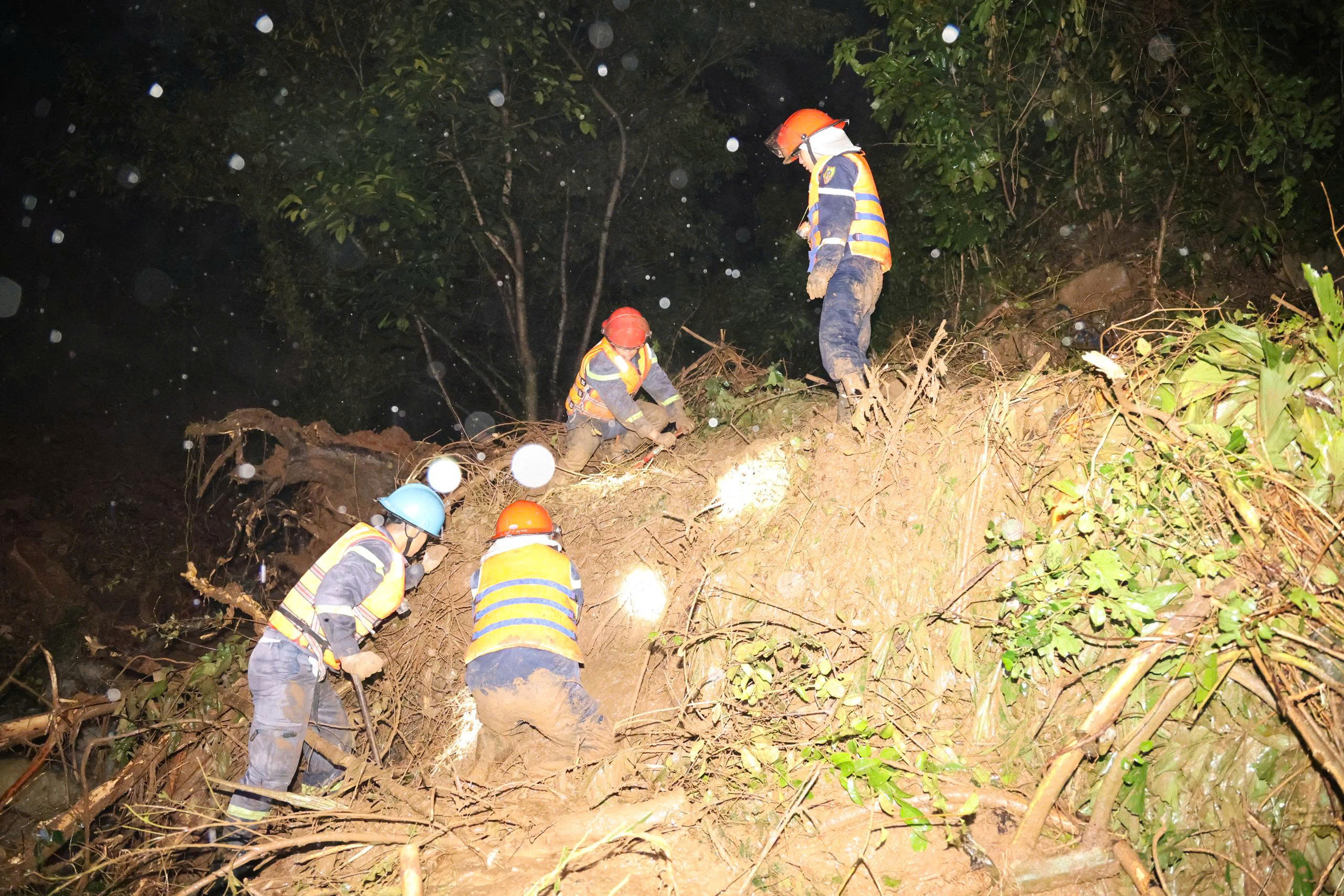 Khánh Hòa: 24 giờ tới lũ rút chậm, đã có 8 người chết, mất tích, 19 người bị thương - Ảnh 1.