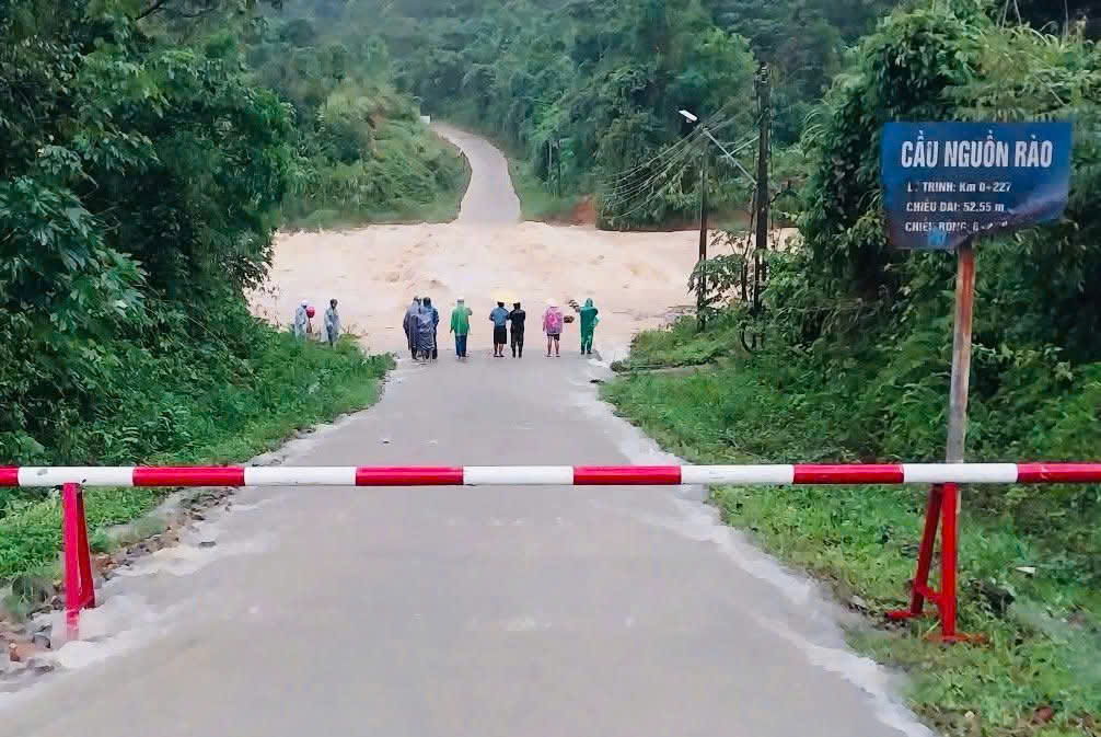 Quảng Trị: Mưa rất to, sơ t&aacute;n khẩn cấp h&agrave;ng trăm hộ d&acirc;n - Ảnh 6.