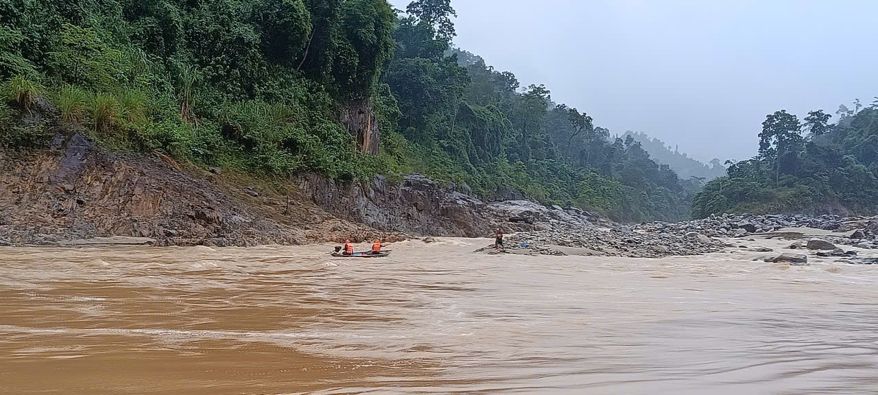 Giải cứu 2 người mắc kẹt giữa d&ograve;ng nước xiết ở Đ&agrave; Nẵng an to&agrave;n - Ảnh 3.