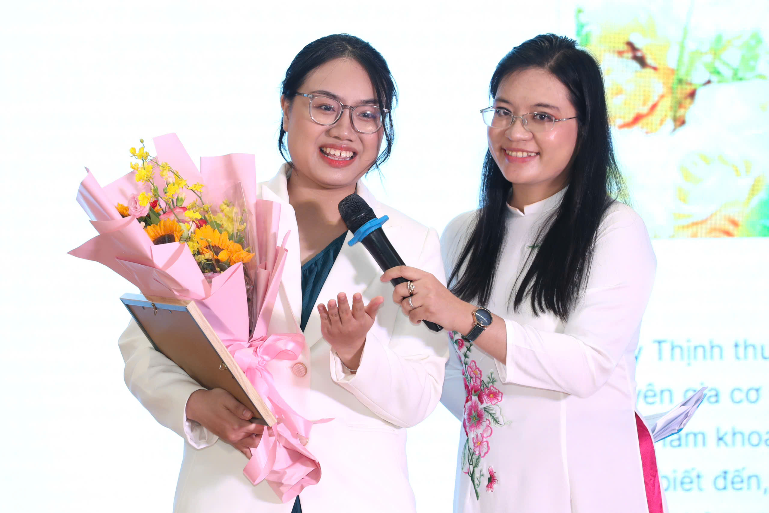 Lan tỏa t&igrave;nh người - T&ocirc;n vinh người &ldquo;gieo chữ&rdquo; v&agrave; &ldquo;gieo y&ecirc;u thương&rdquo; - Ảnh 12.