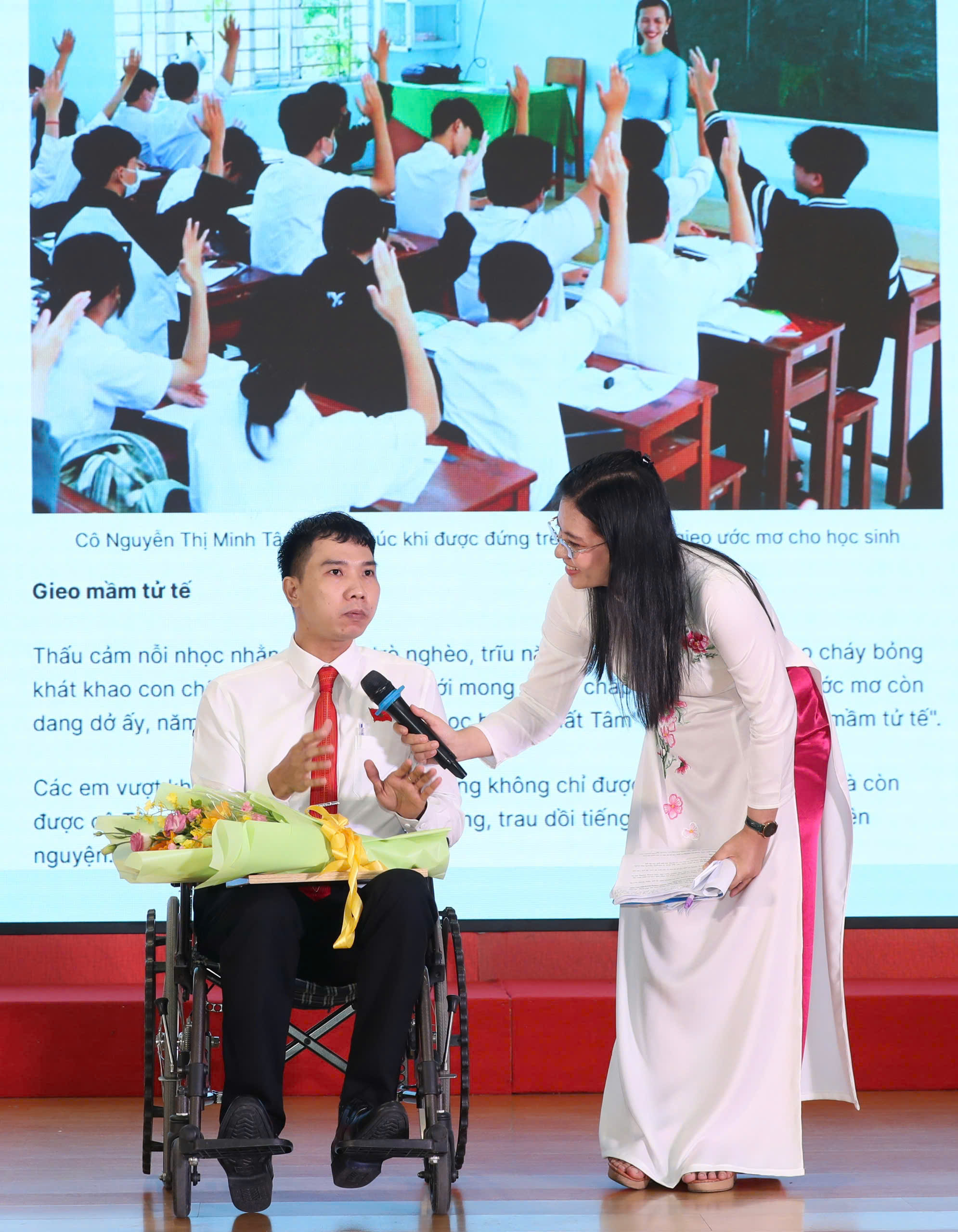 Lan tỏa t&igrave;nh người - T&ocirc;n vinh người &ldquo;gieo chữ&rdquo; v&agrave; &ldquo;gieo y&ecirc;u thương&rdquo; - Ảnh 11.