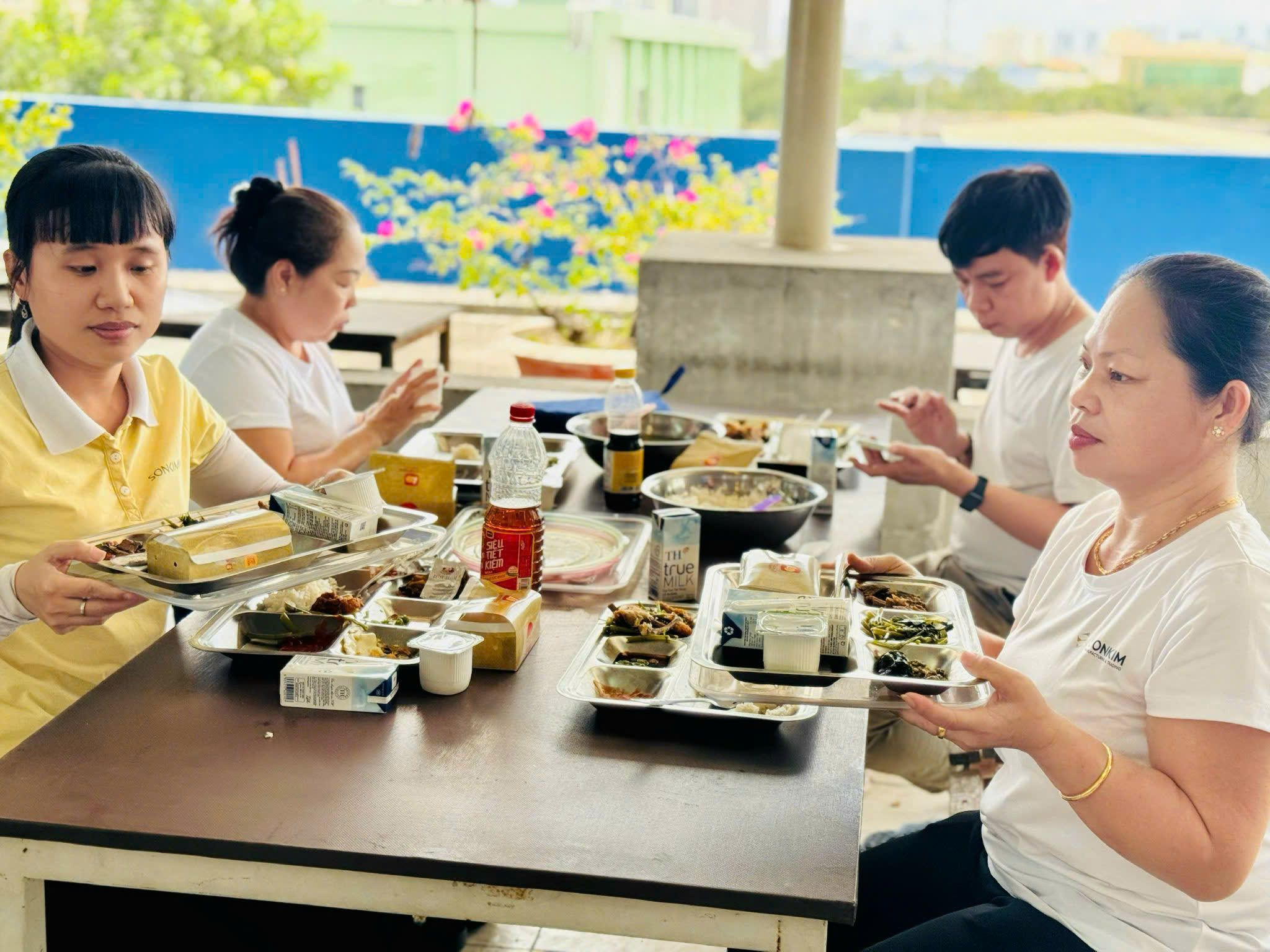 Tiền ăn giữa ca: Bất ngờ với thay đổi ảnh hưởng thuế và BHXH - Ảnh 2.