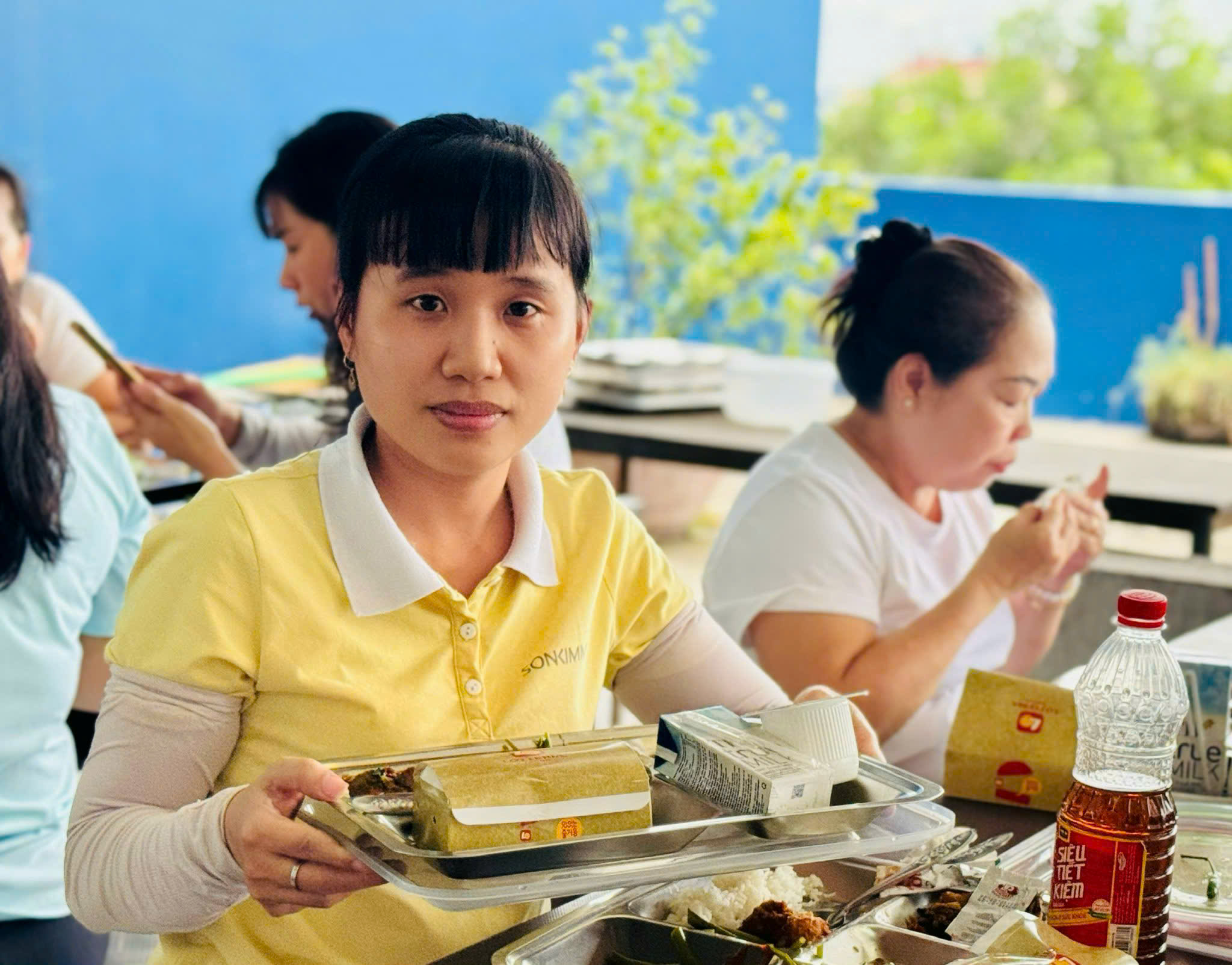 Tiền ăn giữa ca: Bất ngờ với thay đổi ảnh hưởng thuế và BHXH - Ảnh 1.