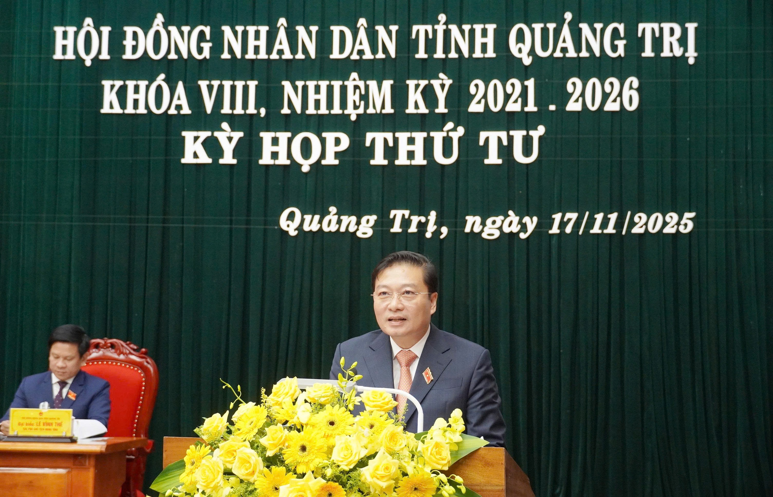 Quảng Trị có tân Chủ tịch UBND tỉnh Lê Hồng Vinh và Phó Chủ tịch Lê Văn Bảo - Ảnh 2.