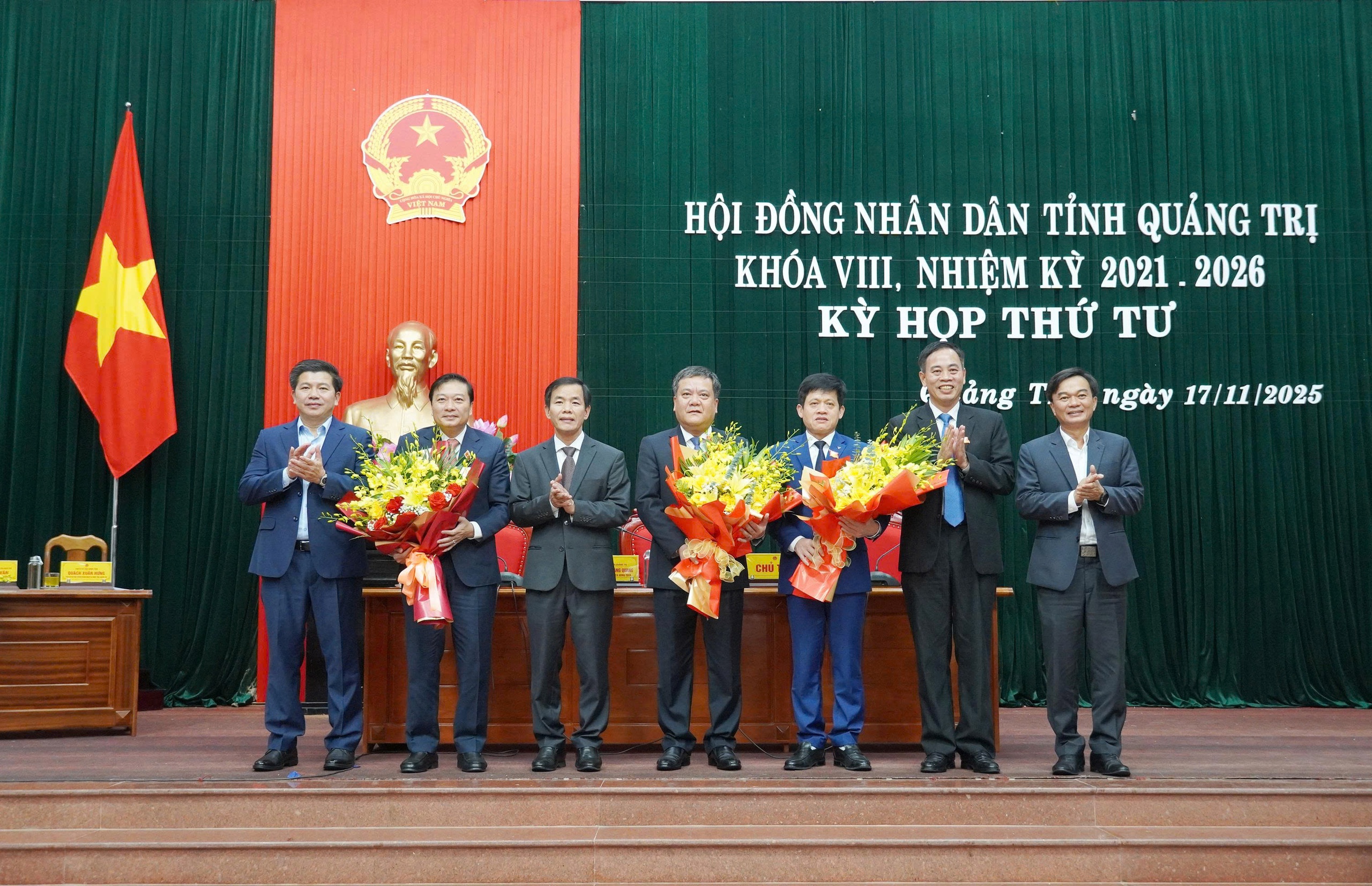 Quảng Trị có tân Chủ tịch UBND tỉnh Lê Hồng Vinh và Phó Chủ tịch Lê Văn Bảo - Ảnh 1.
