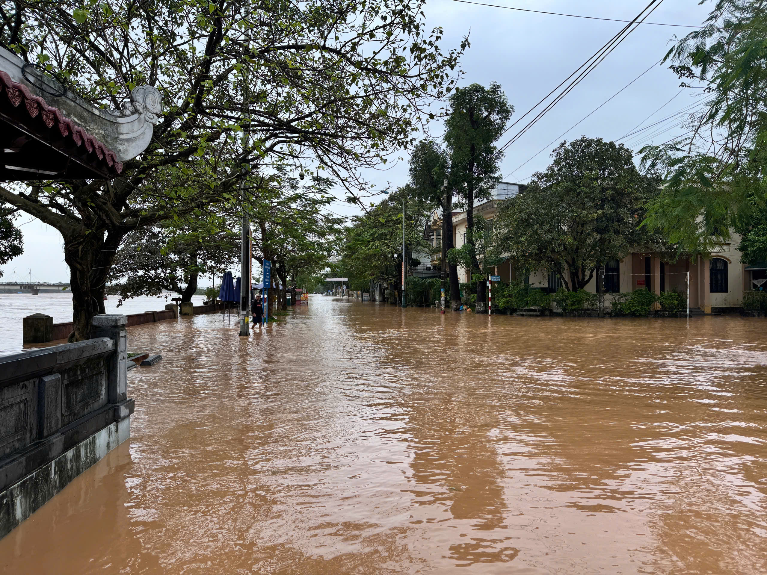 Cảnh tượng kinh ho&agrave;ng: Nước lũ nhấc bổng 100m k&egrave; đường  - Ảnh 3.