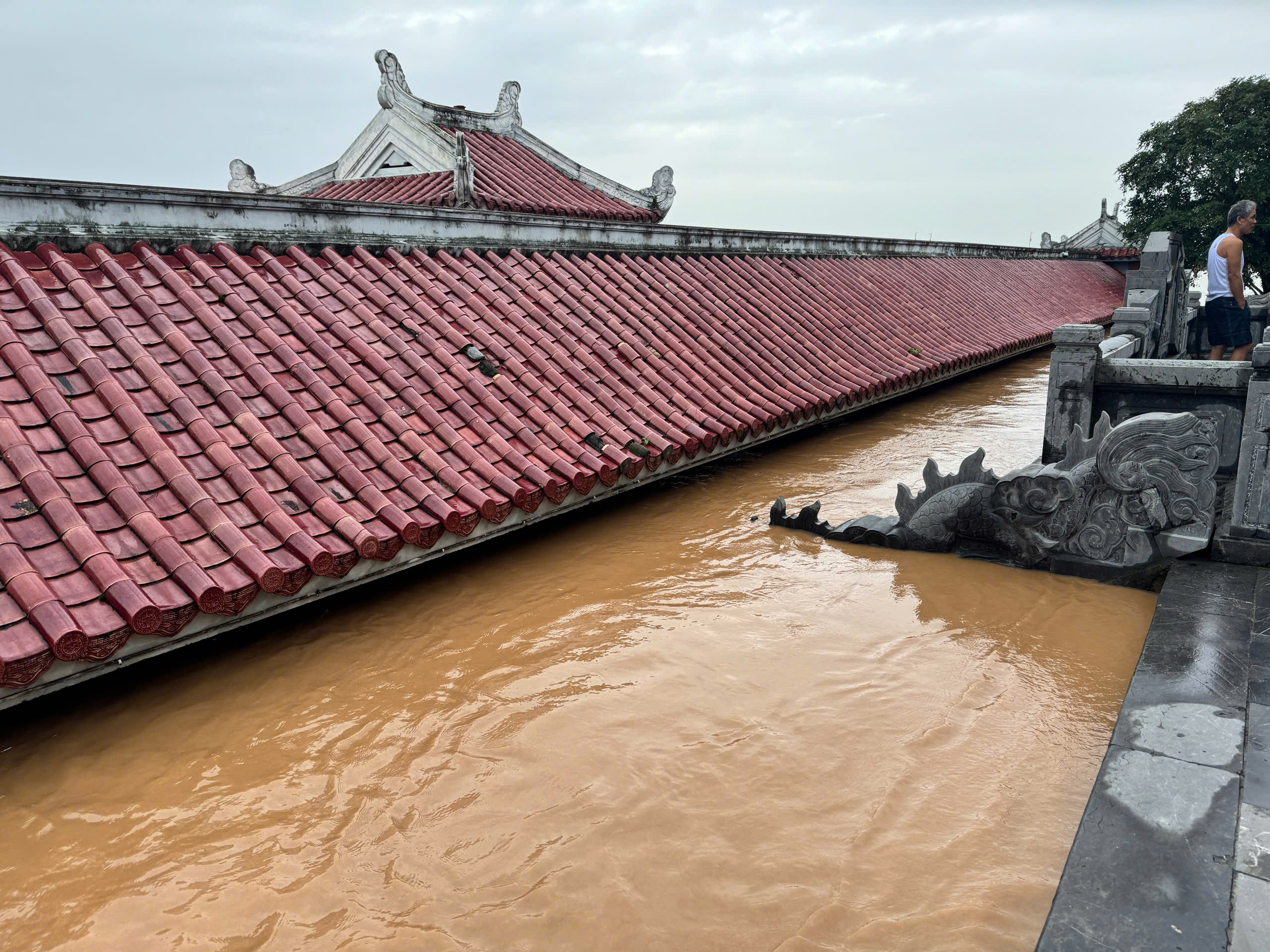 Cảnh tượng kinh ho&agrave;ng: Nước lũ nhấc bổng 100m k&egrave; đường  - Ảnh 2.